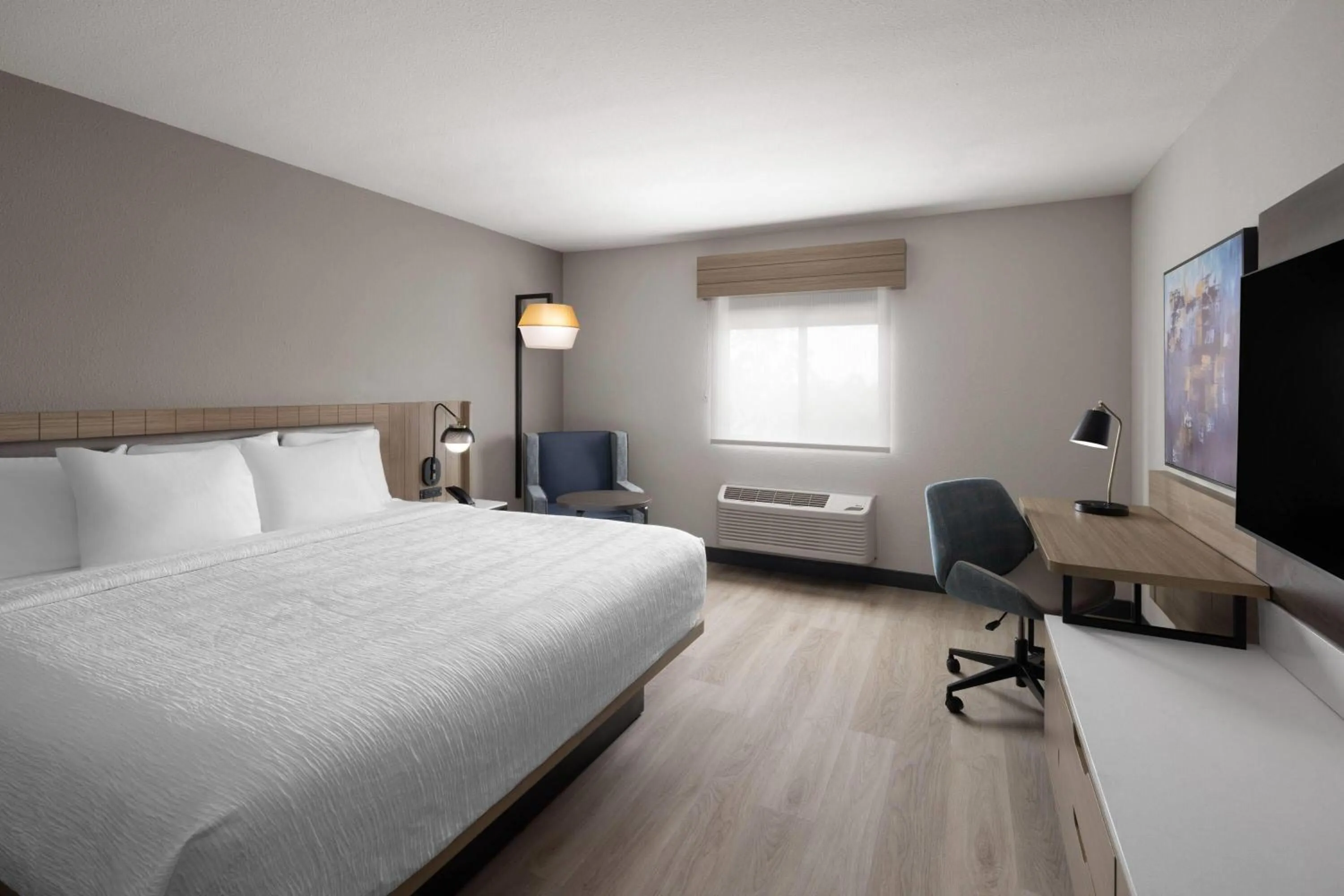 Photo of the whole room, Bed in La Quinta Inn & Suites by Wyndham Greenville Woodruff Rd