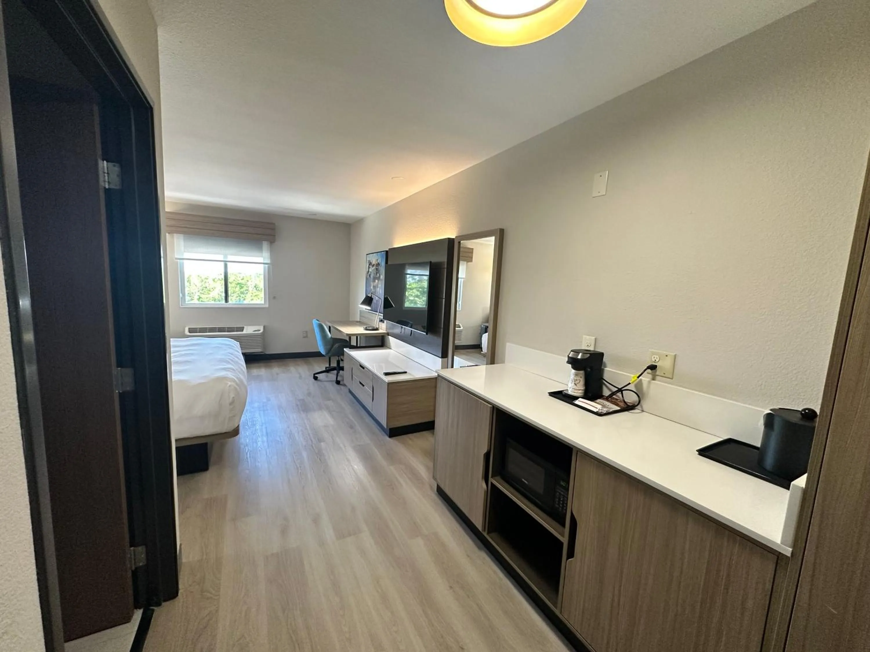 TV and multimedia, Bed in Midtown Suites - Greenville