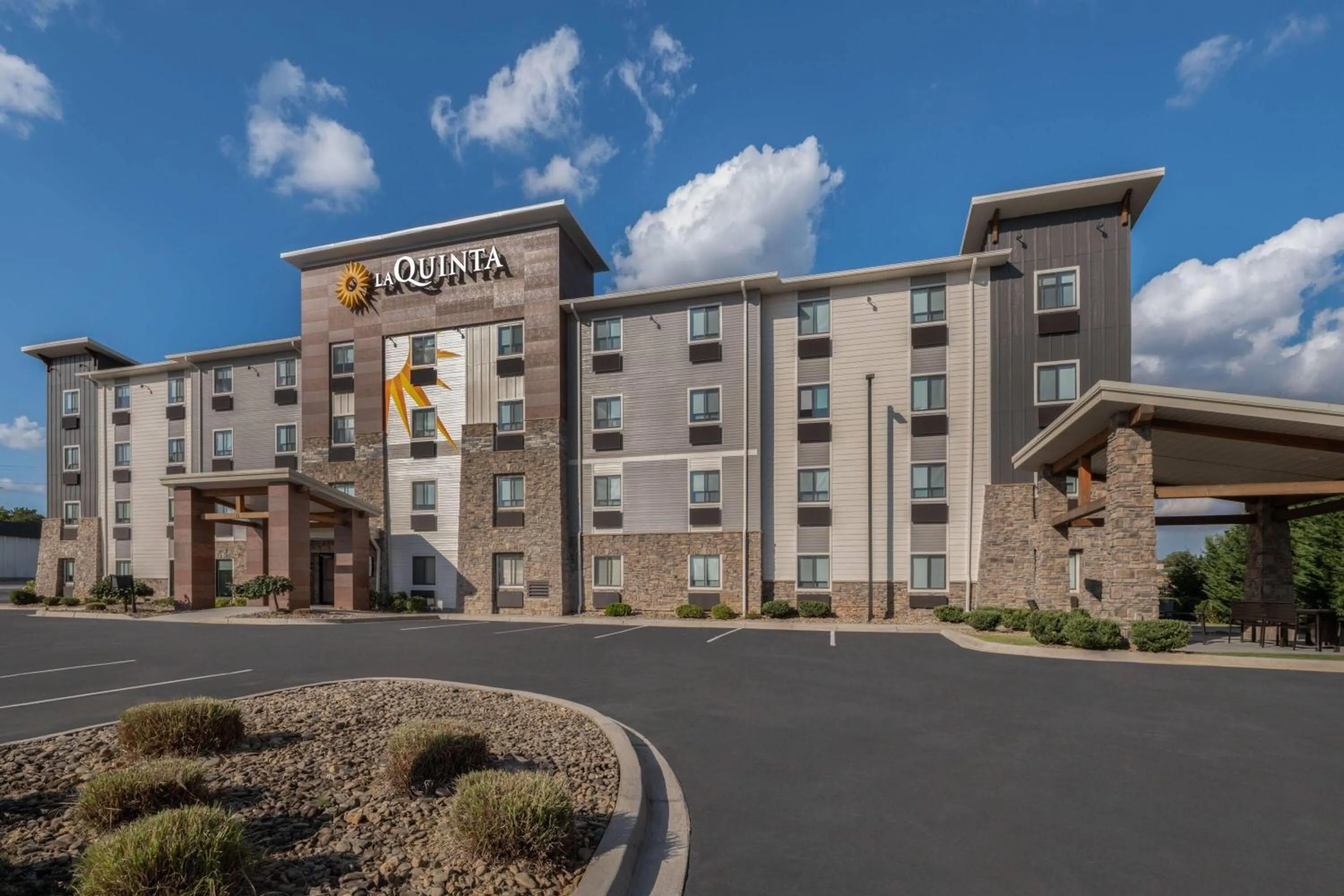 Property building in La Quinta Inn & Suites by Wyndham Greenville Woodruff Rd