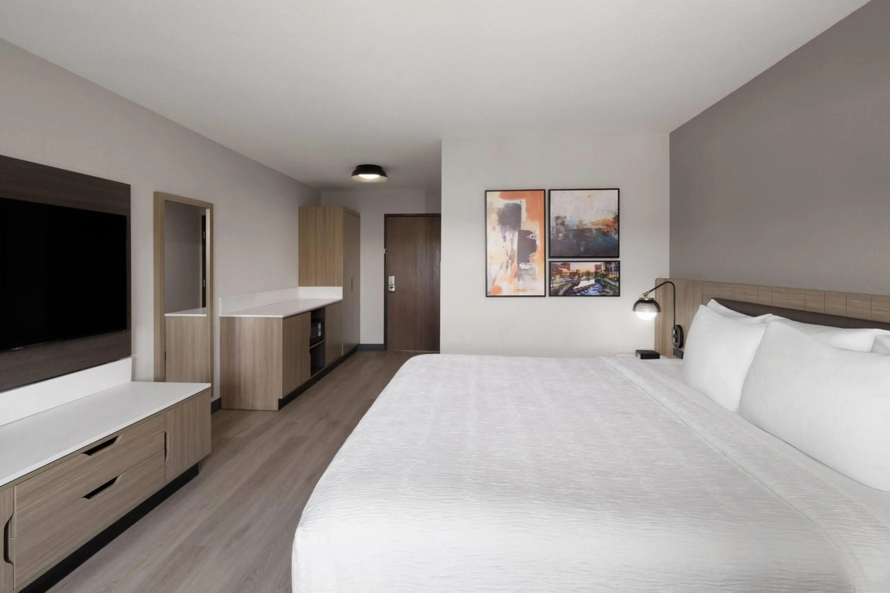 Photo of the whole room, Bed in La Quinta Inn & Suites by Wyndham Greenville Woodruff Rd