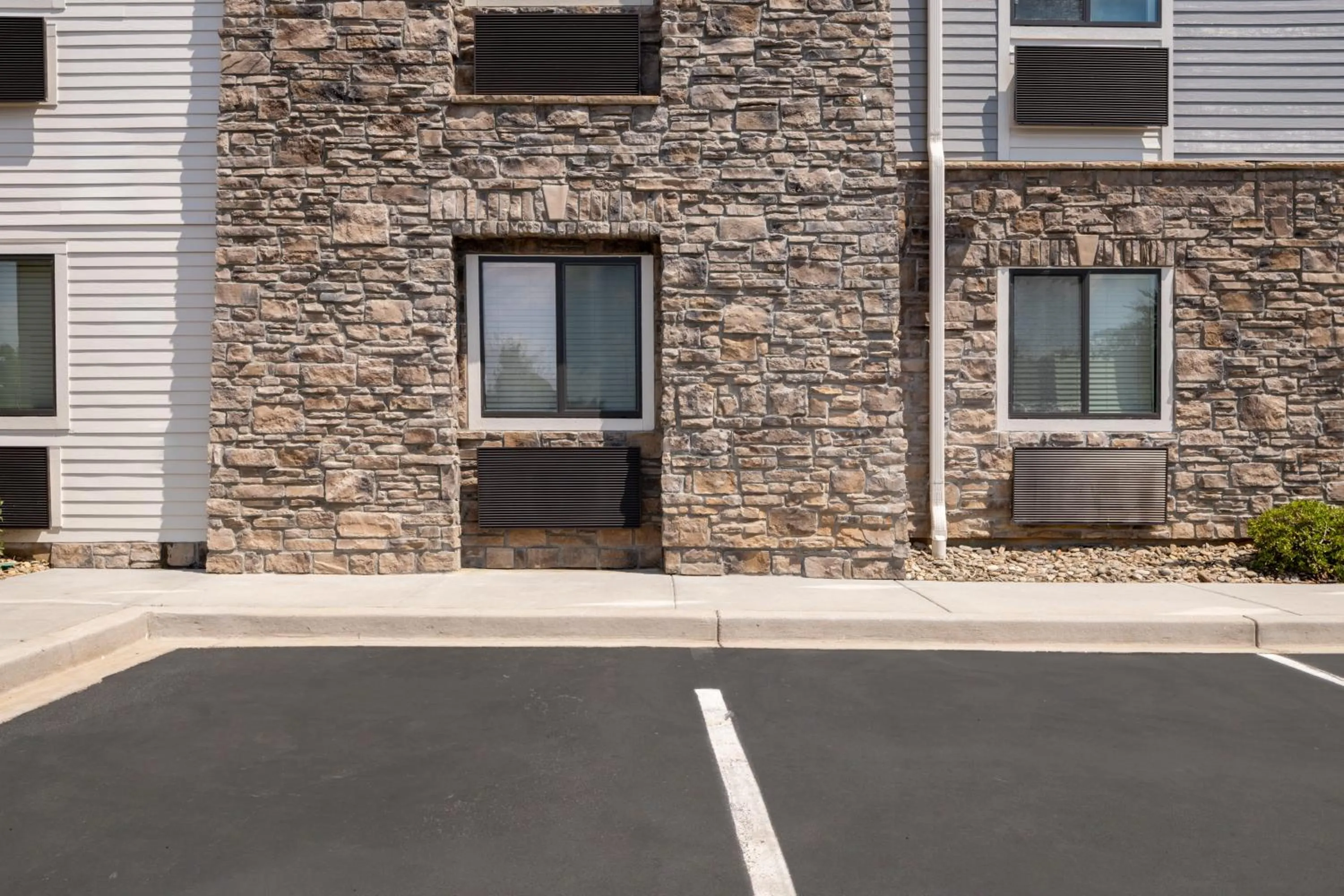 Parking in La Quinta Inn & Suites by Wyndham Greenville Woodruff Rd