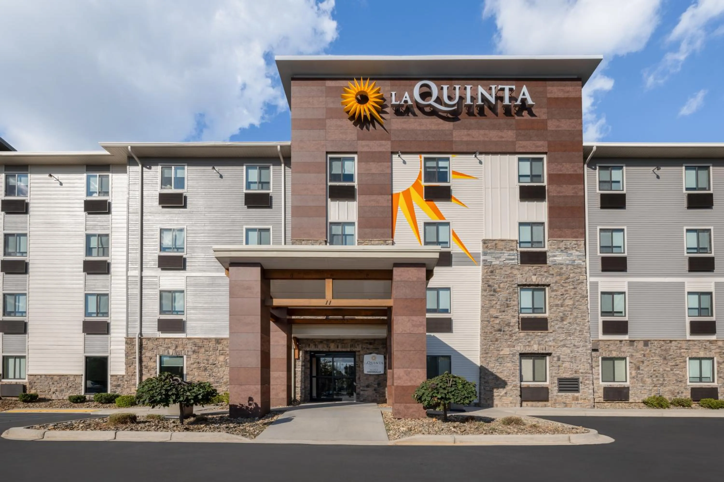 Property building in La Quinta Inn & Suites by Wyndham Greenville Woodruff Rd