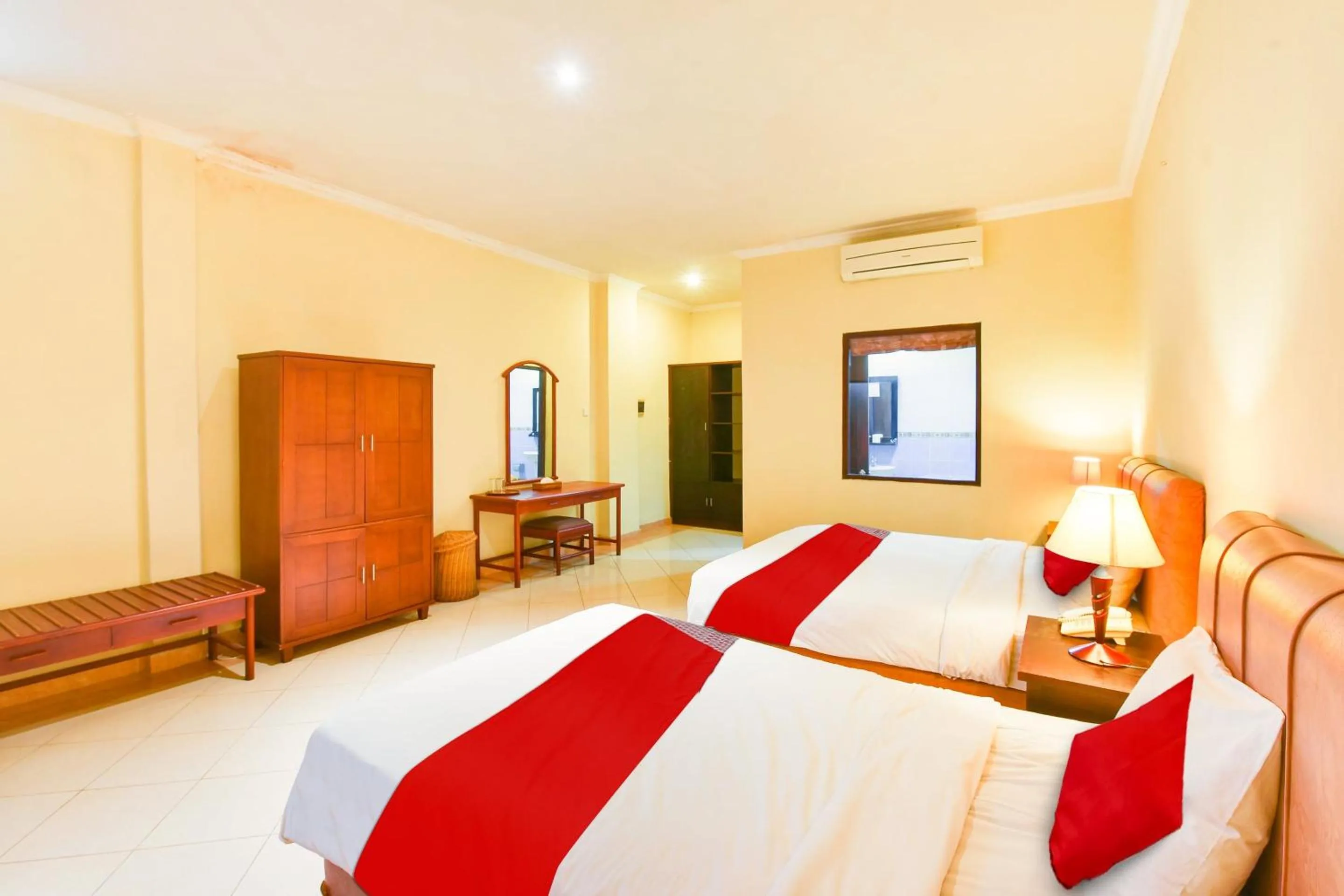 Bedroom, Bed in Super OYO Townhouse Oak Maxi Hotel Legian