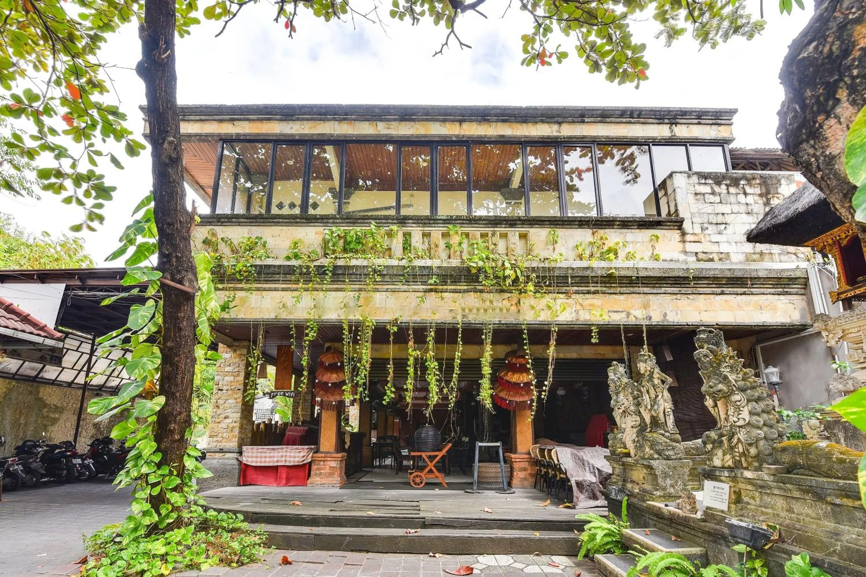 Facade/entrance in Super OYO Townhouse Oak Maxi Hotel Legian