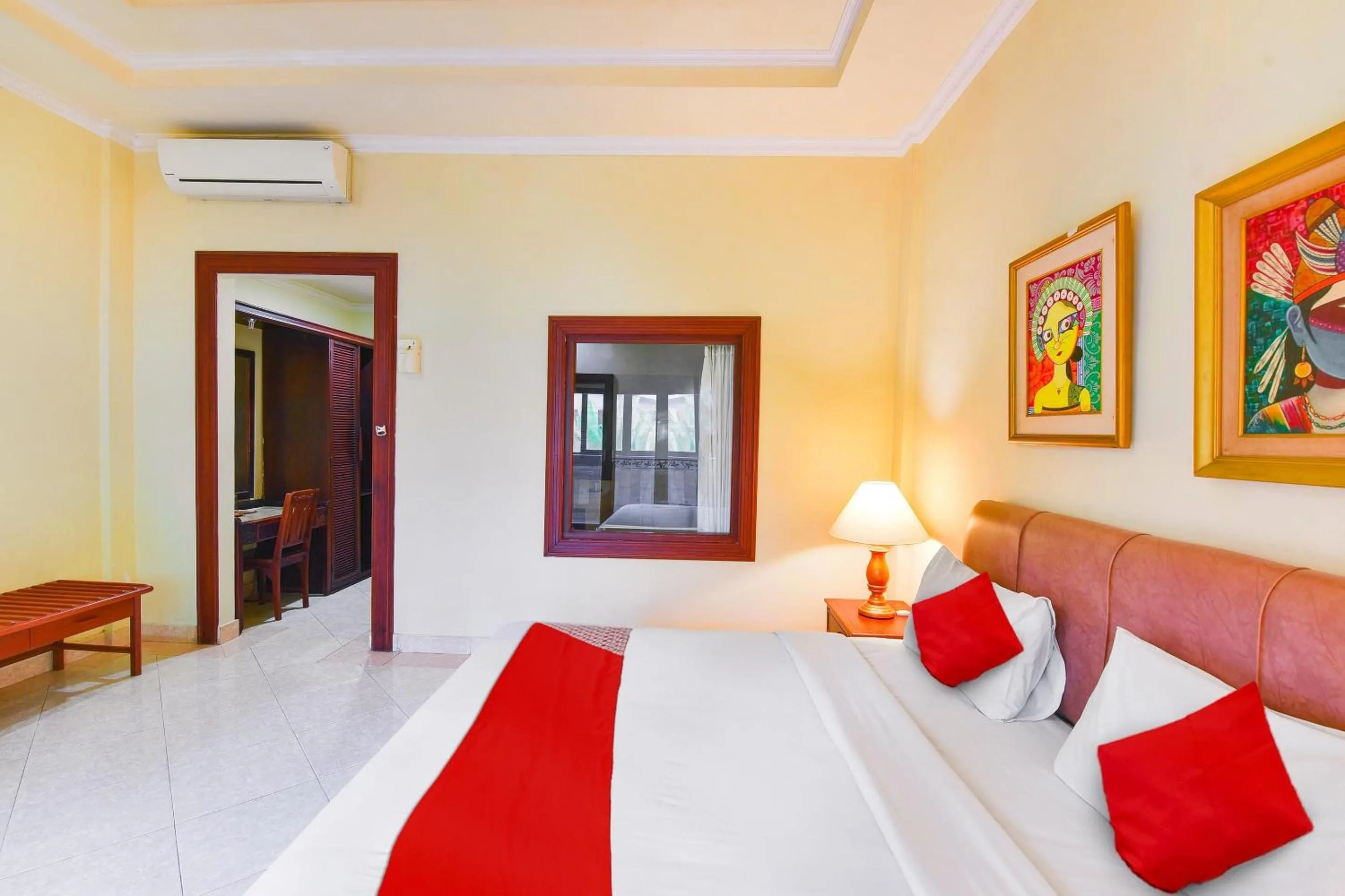 Bedroom, Bed in Super OYO Townhouse Oak Maxi Hotel Legian