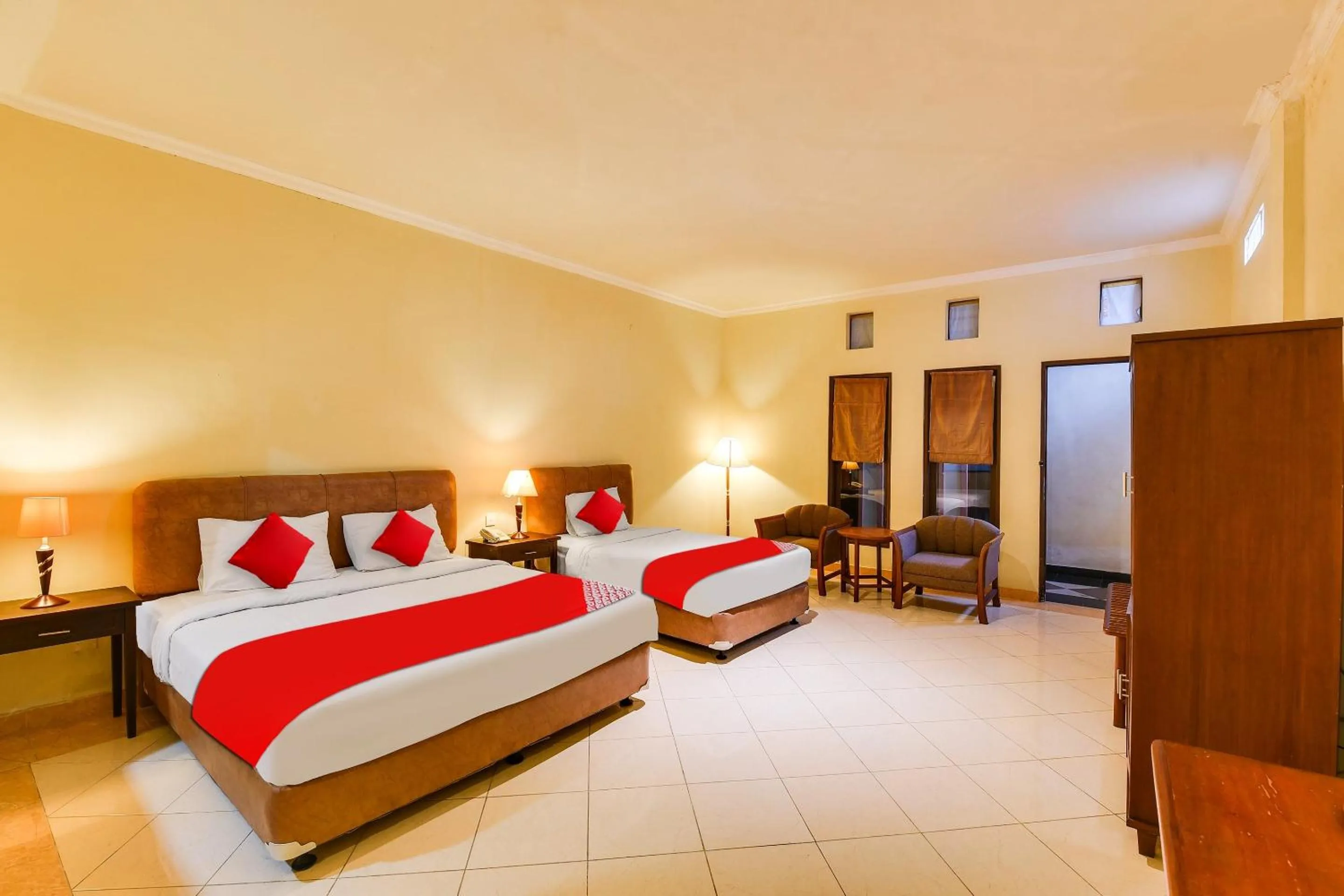 Bedroom, Bed in Super OYO Townhouse Oak Maxi Hotel Legian