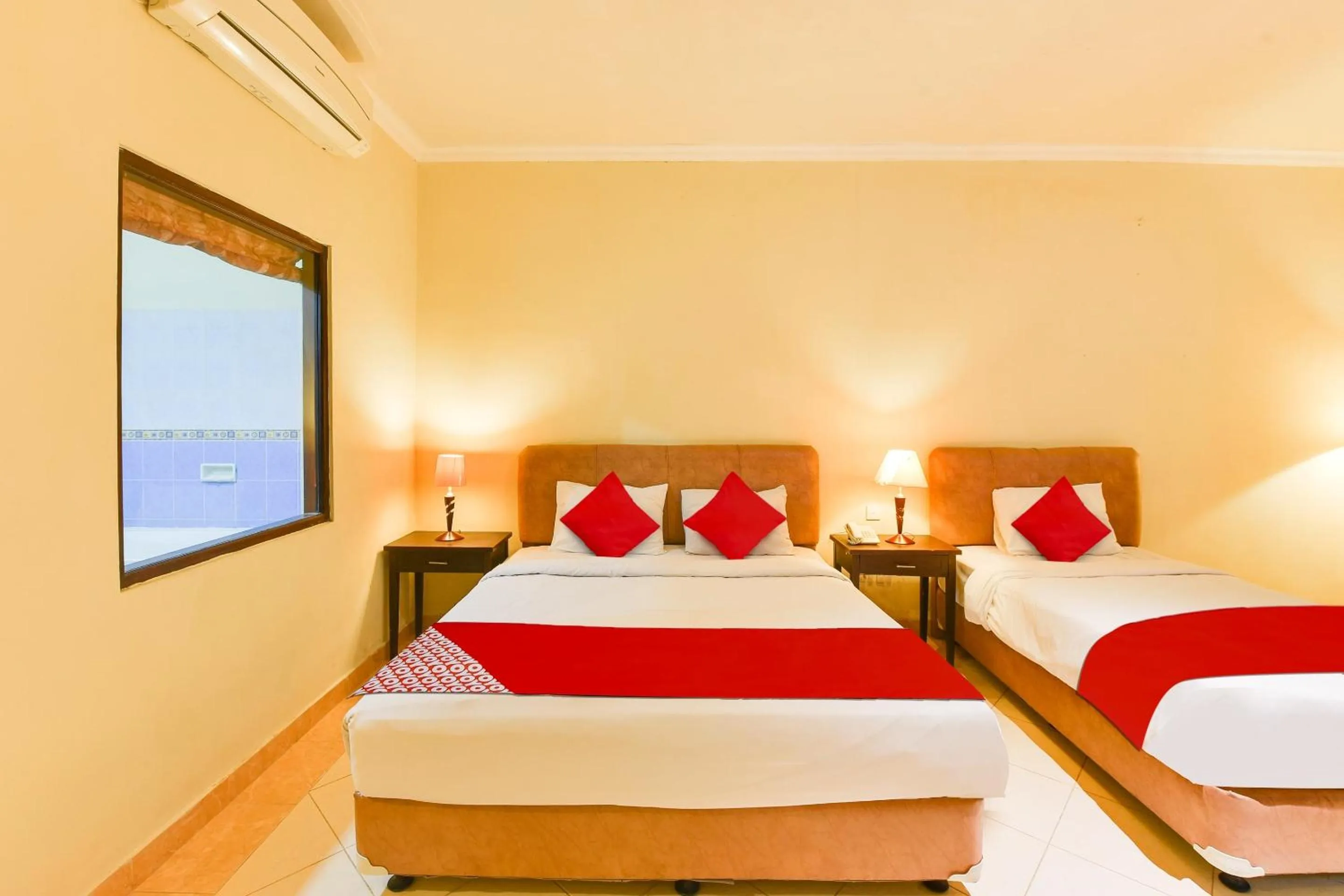 Bedroom, Bed in Super OYO Townhouse Oak Maxi Hotel Legian