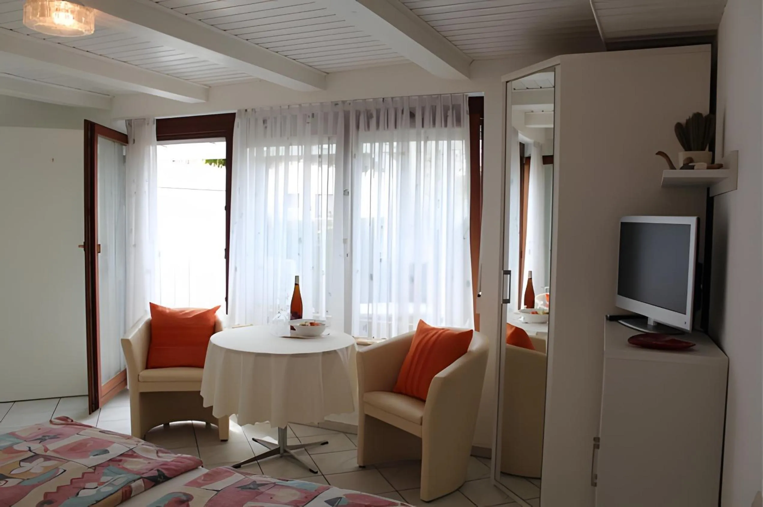 Property building, Bed in Hotel Garni Vitamari