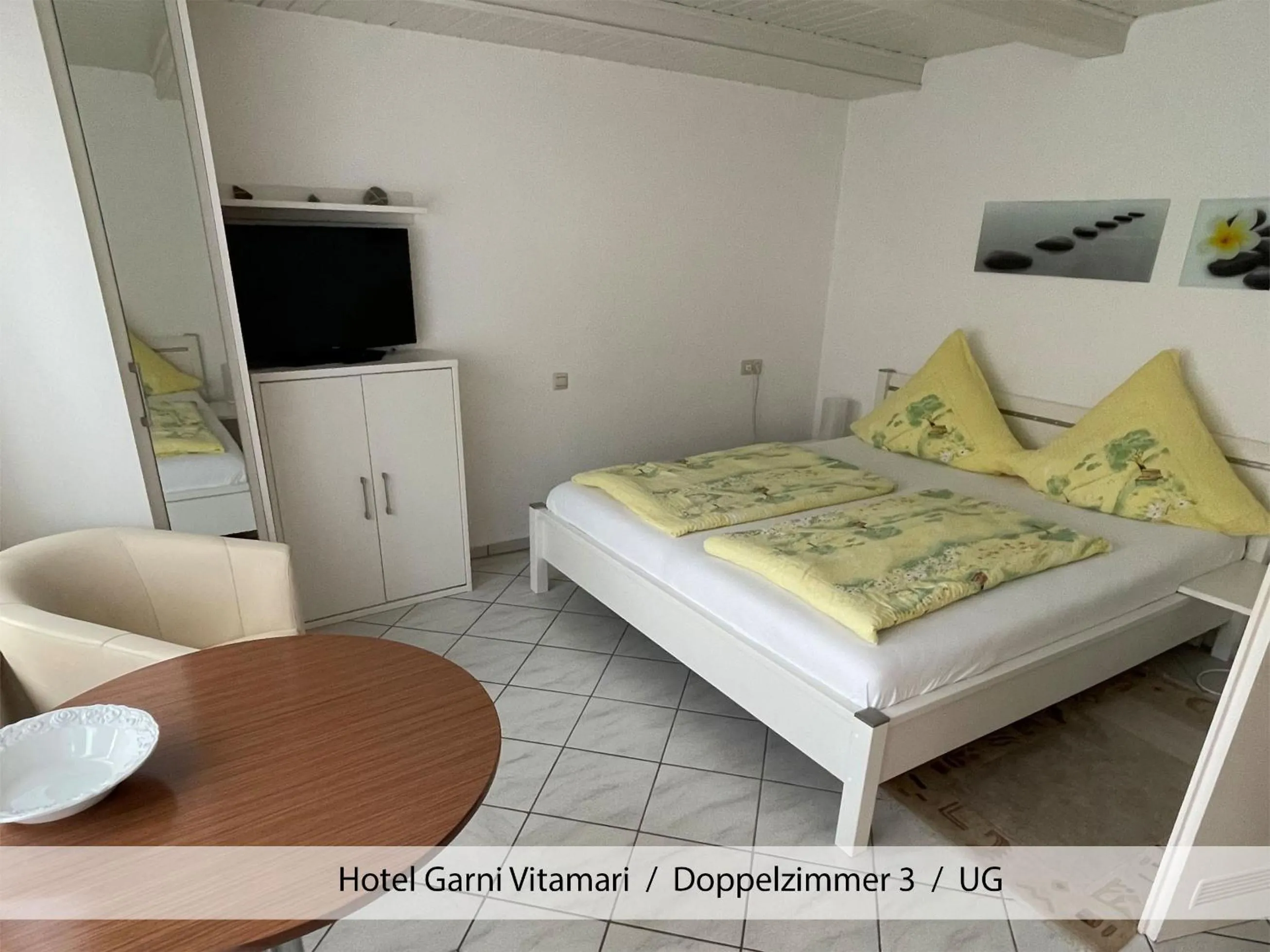 Living room, Bed in Hotel Garni Vitamari
