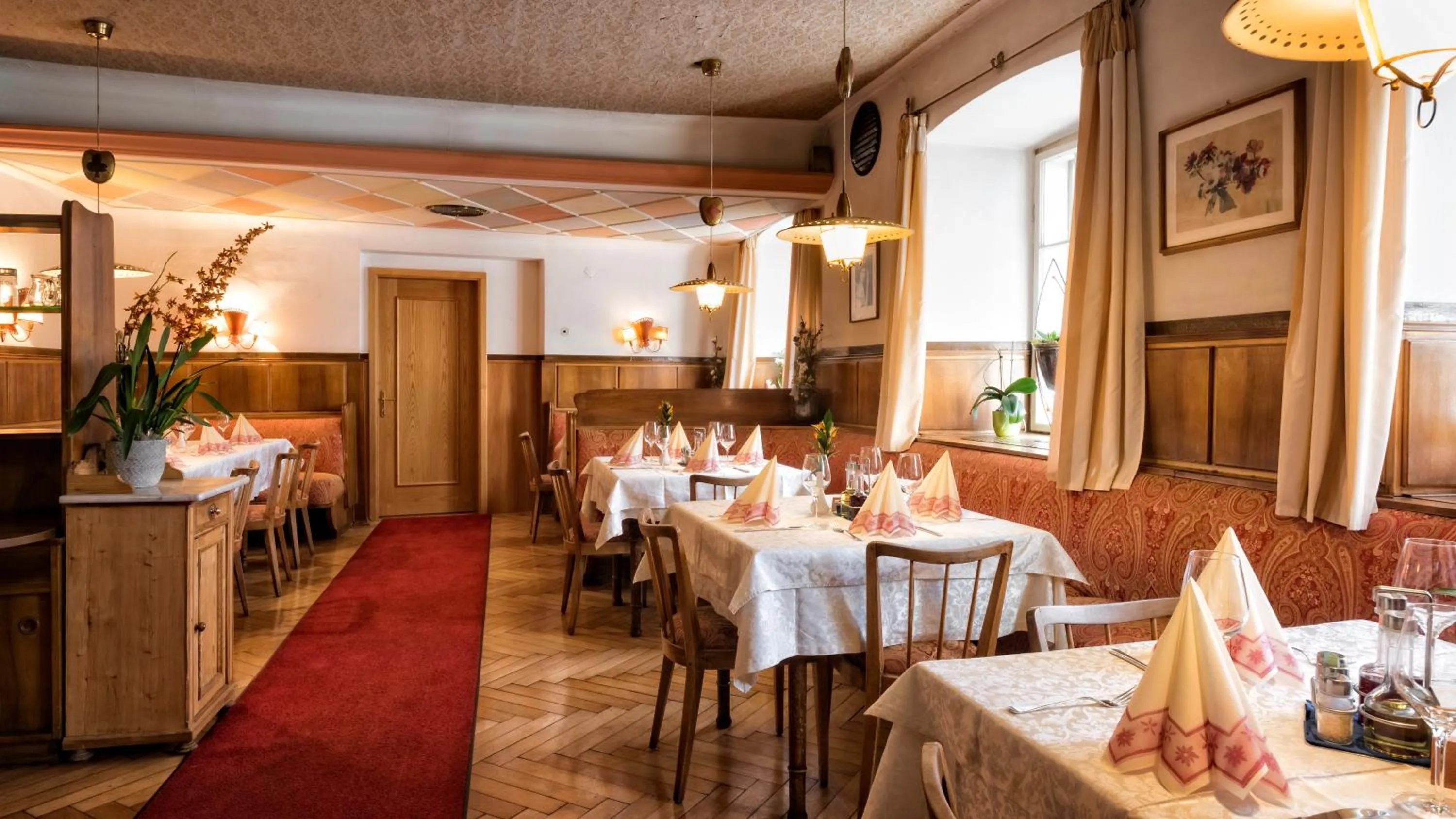 Restaurant/places to eat in Emma Historic Hotel