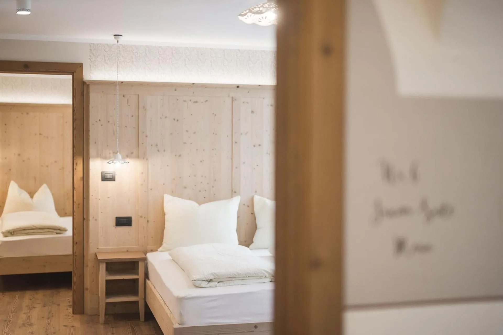 Photo of the whole room, Bed in Emma Historic Hotel