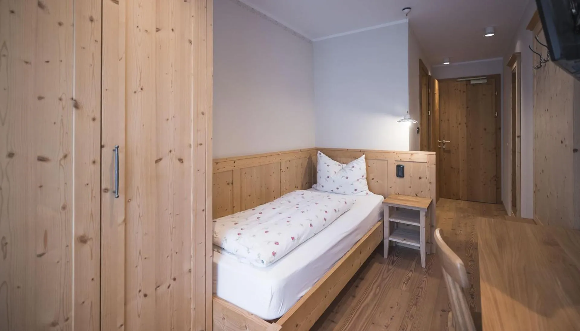 Photo of the whole room, Bed in Emma Historic Hotel