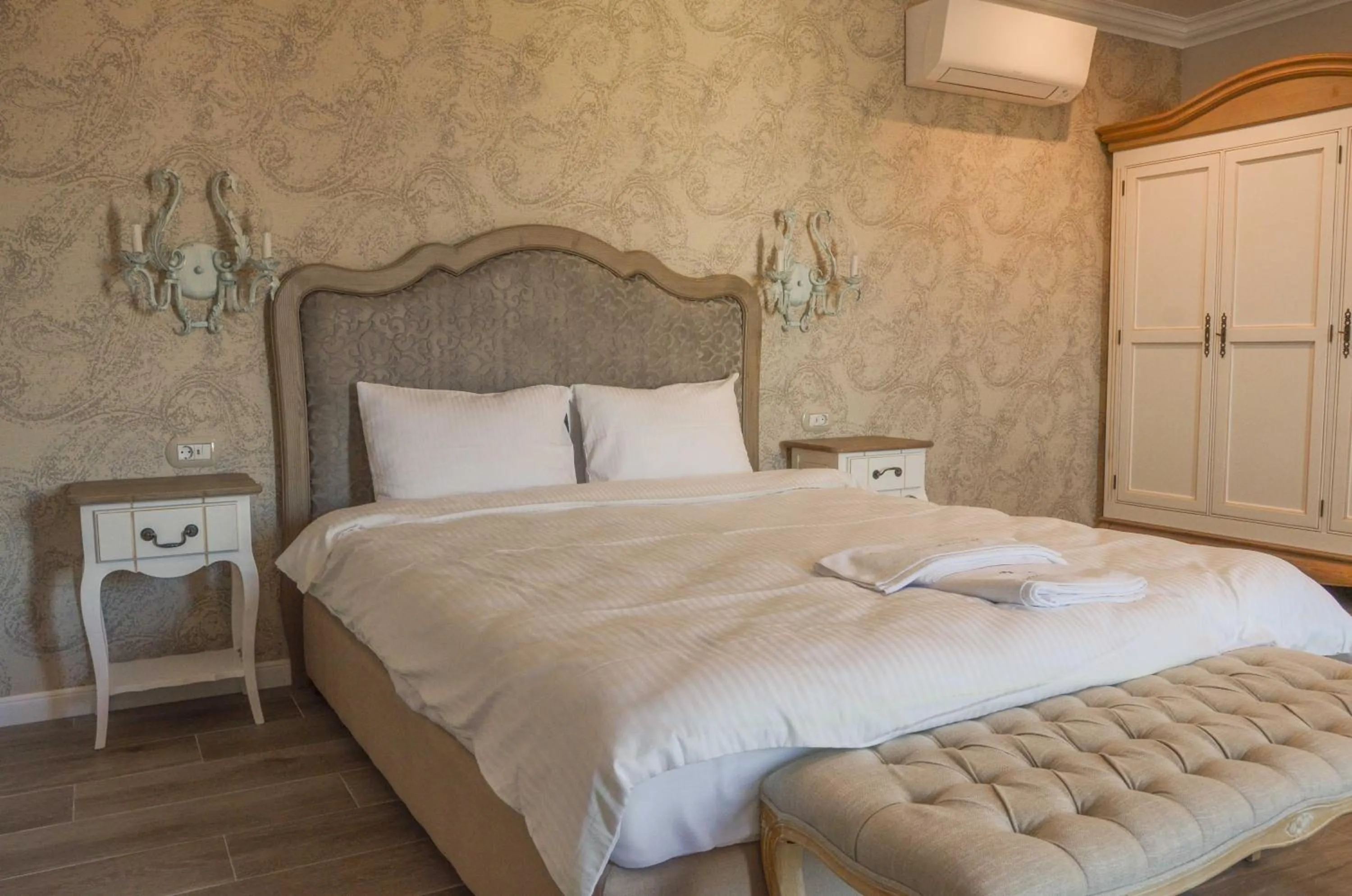 Photo of the whole room, Bed in Residence Bilyana