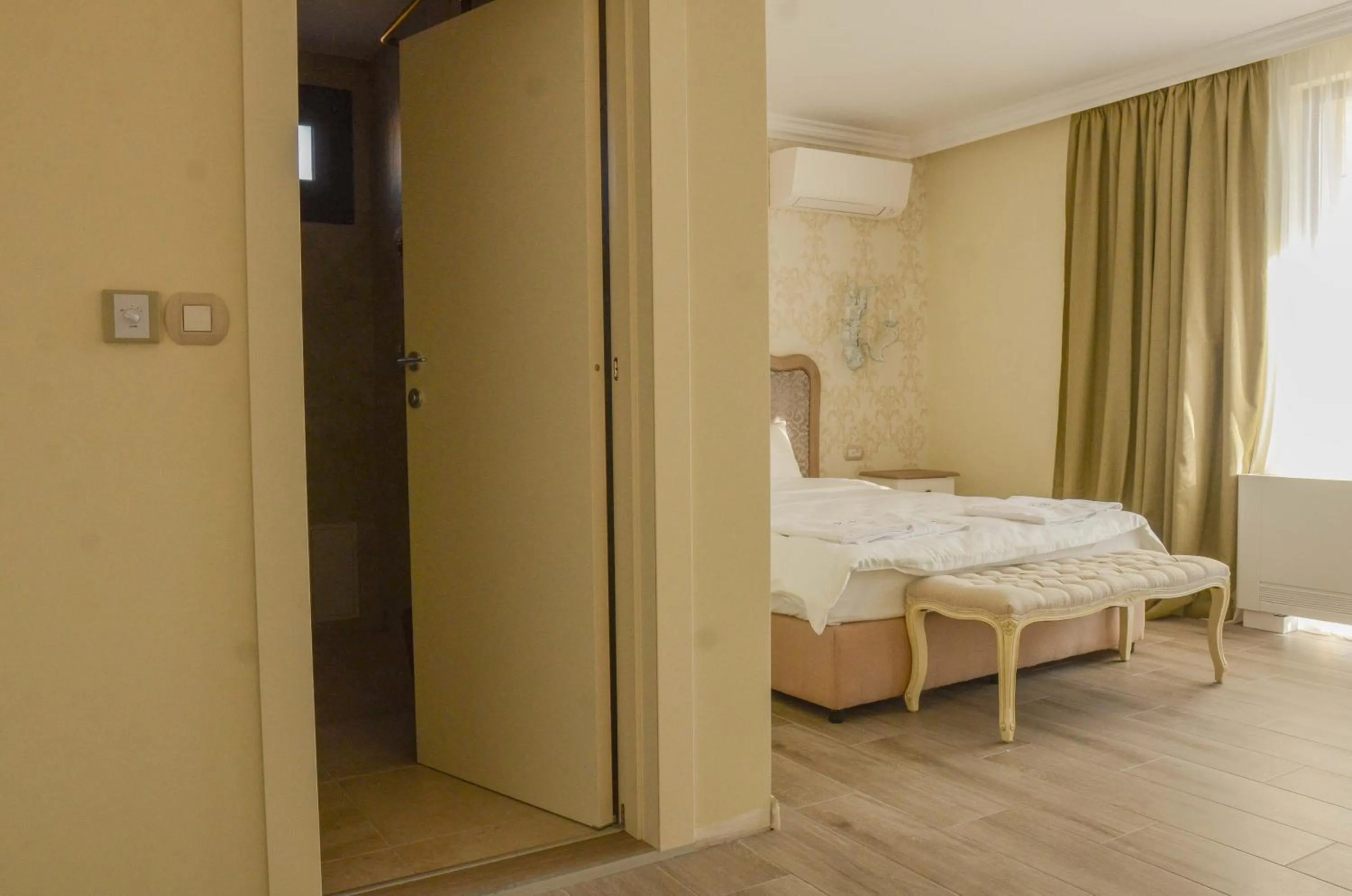 Photo of the whole room, Bed in Residence Bilyana