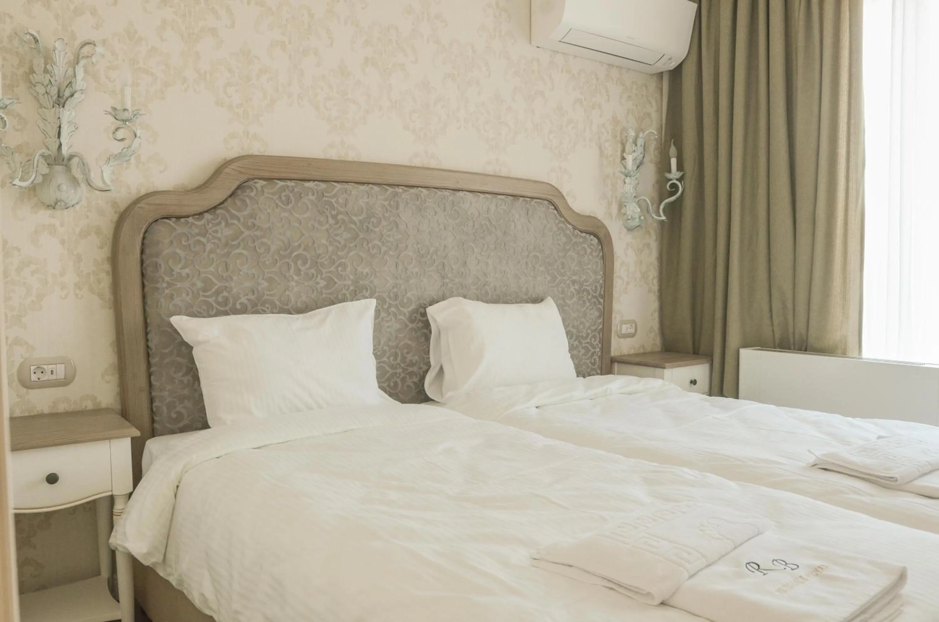 Photo of the whole room, Bed in Residence Bilyana