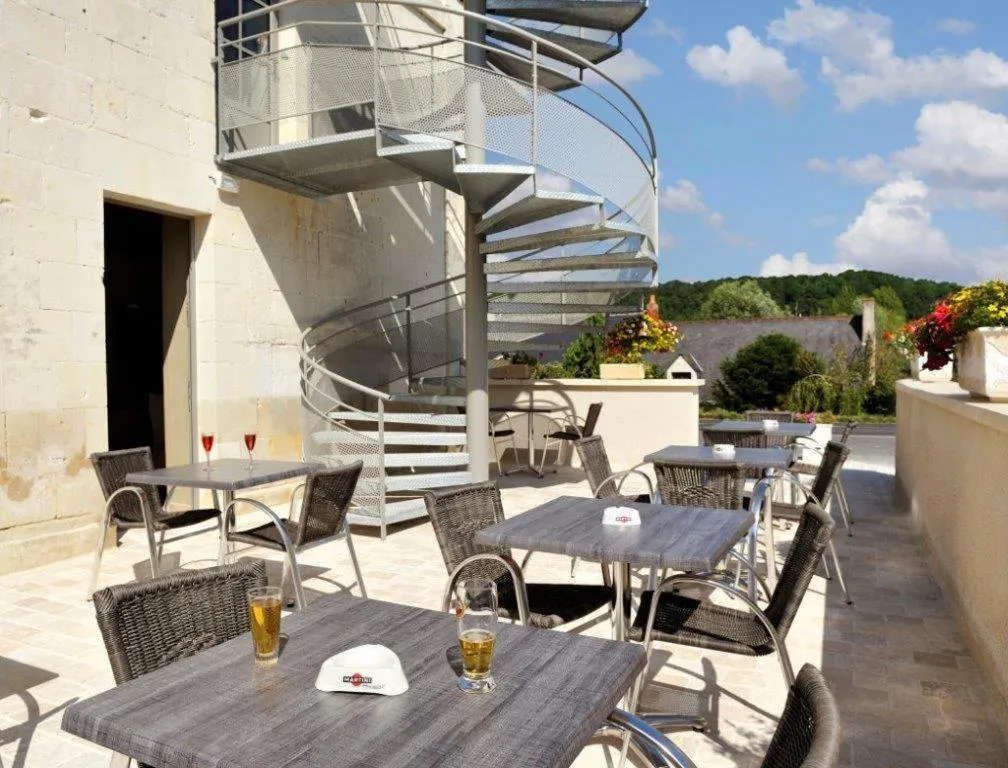 Patio in Hôtel Auberge de la Bonde logis