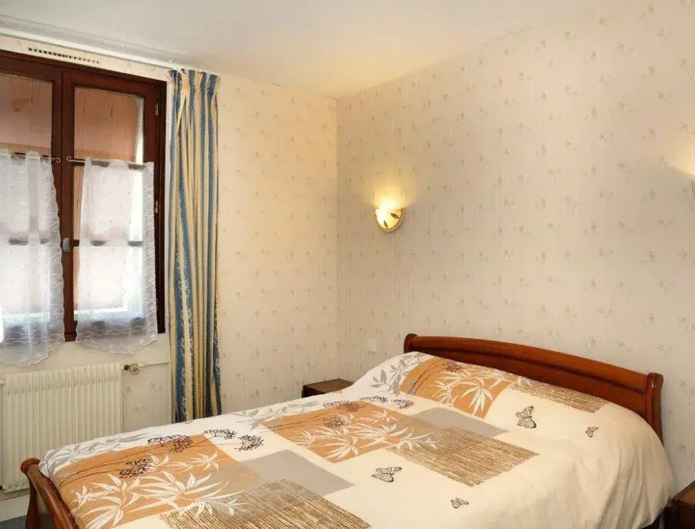 Double Room in Hôtel Auberge de la Bonde logis Double Room in Hôtel Auberge de la Bonde logis