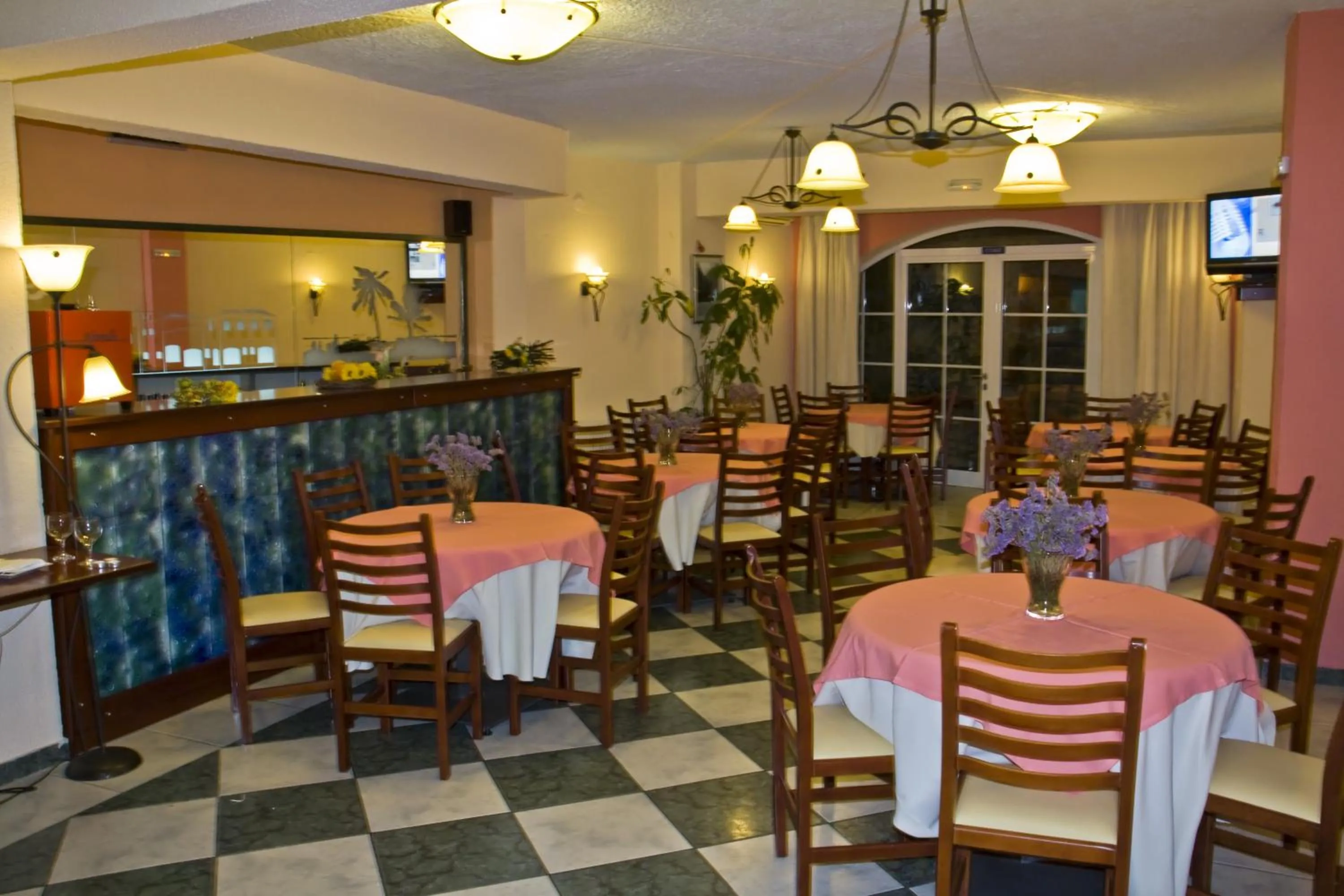 Restaurant/places to eat in Venardos Hotel
