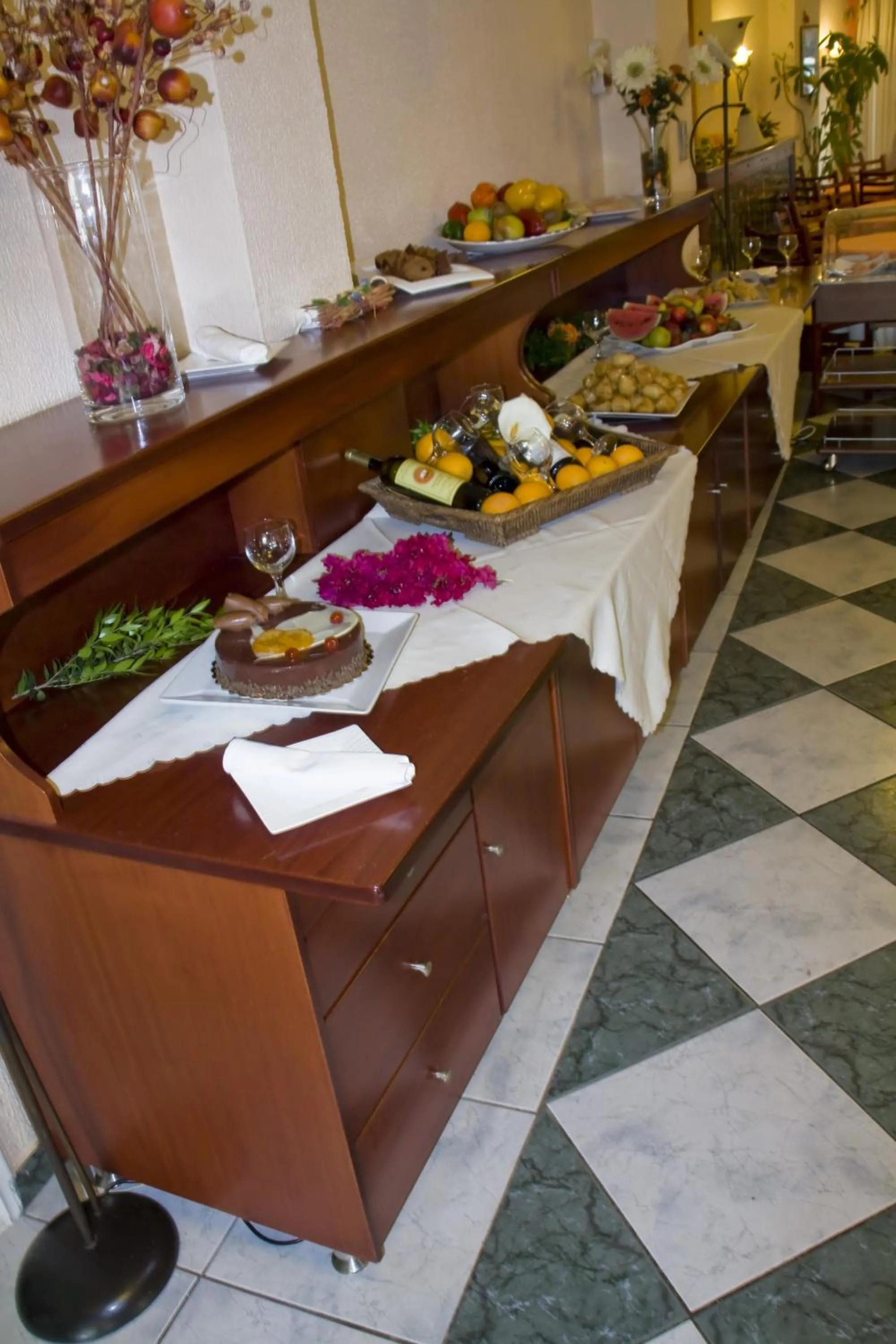 Food and drinks in Venardos Hotel