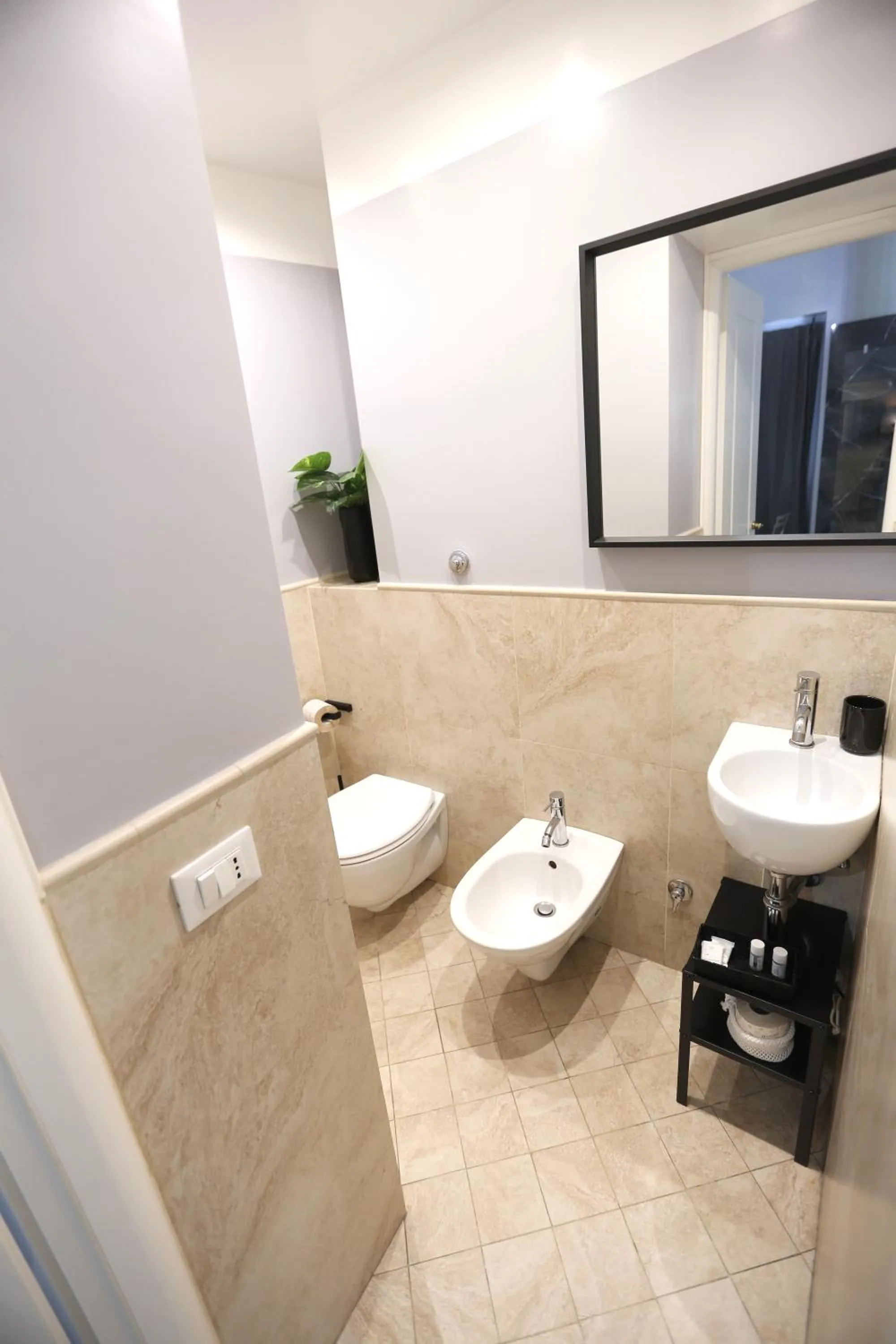 Toilet in KISS ME ROME Luxury Rooms