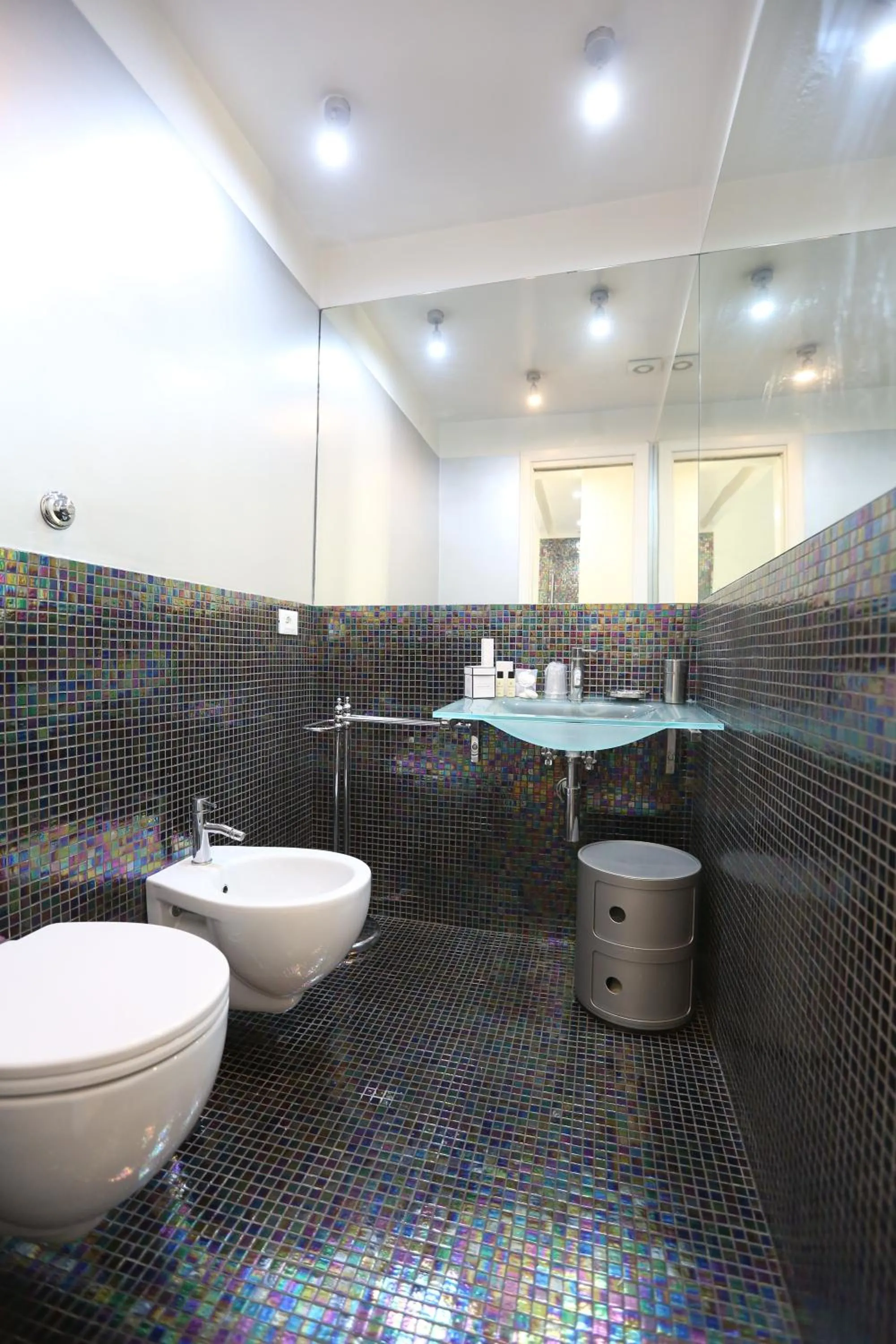 Toilet in KISS ME ROME Luxury Rooms