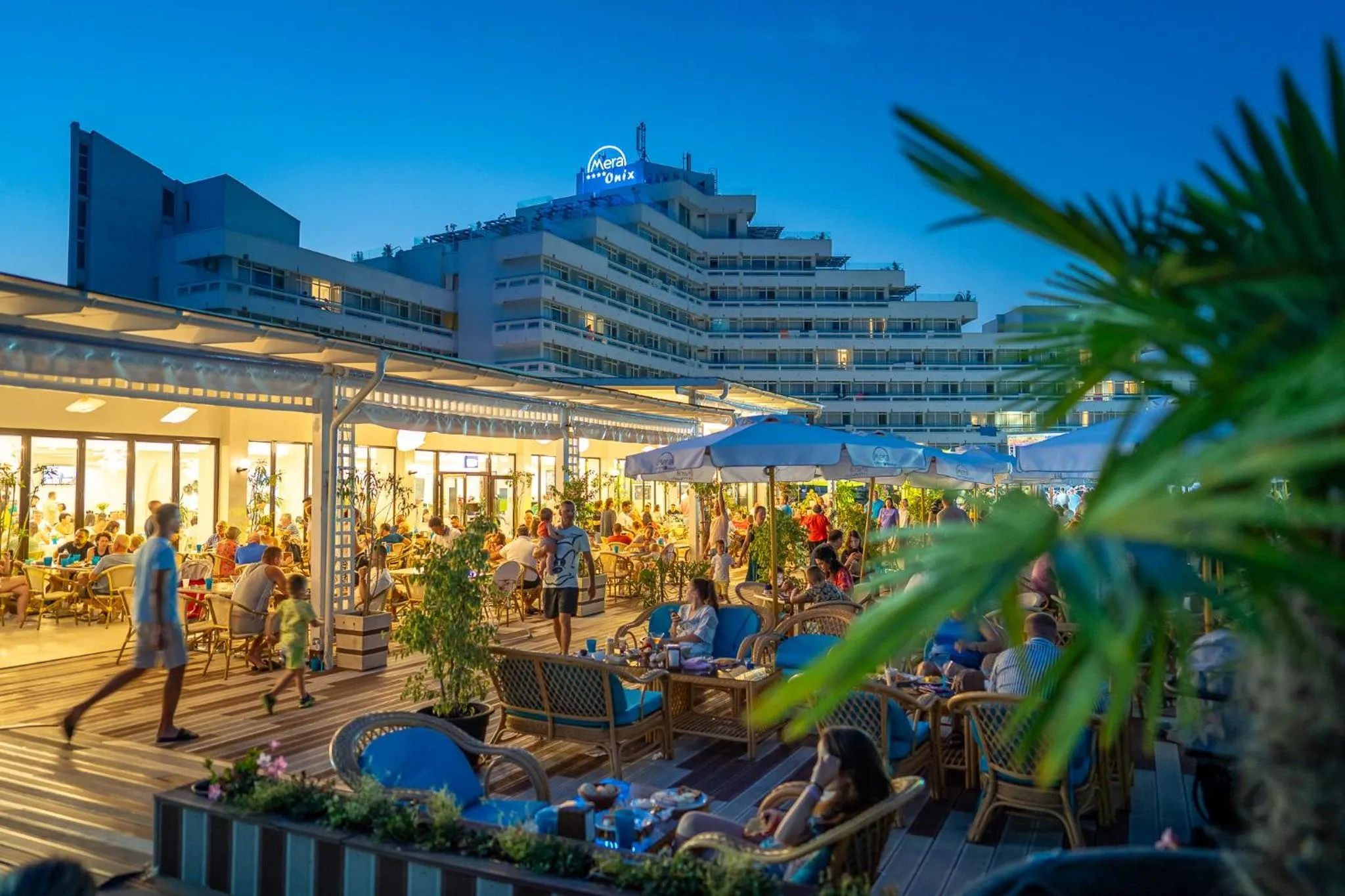 Restaurant/places to eat in Mera Onix