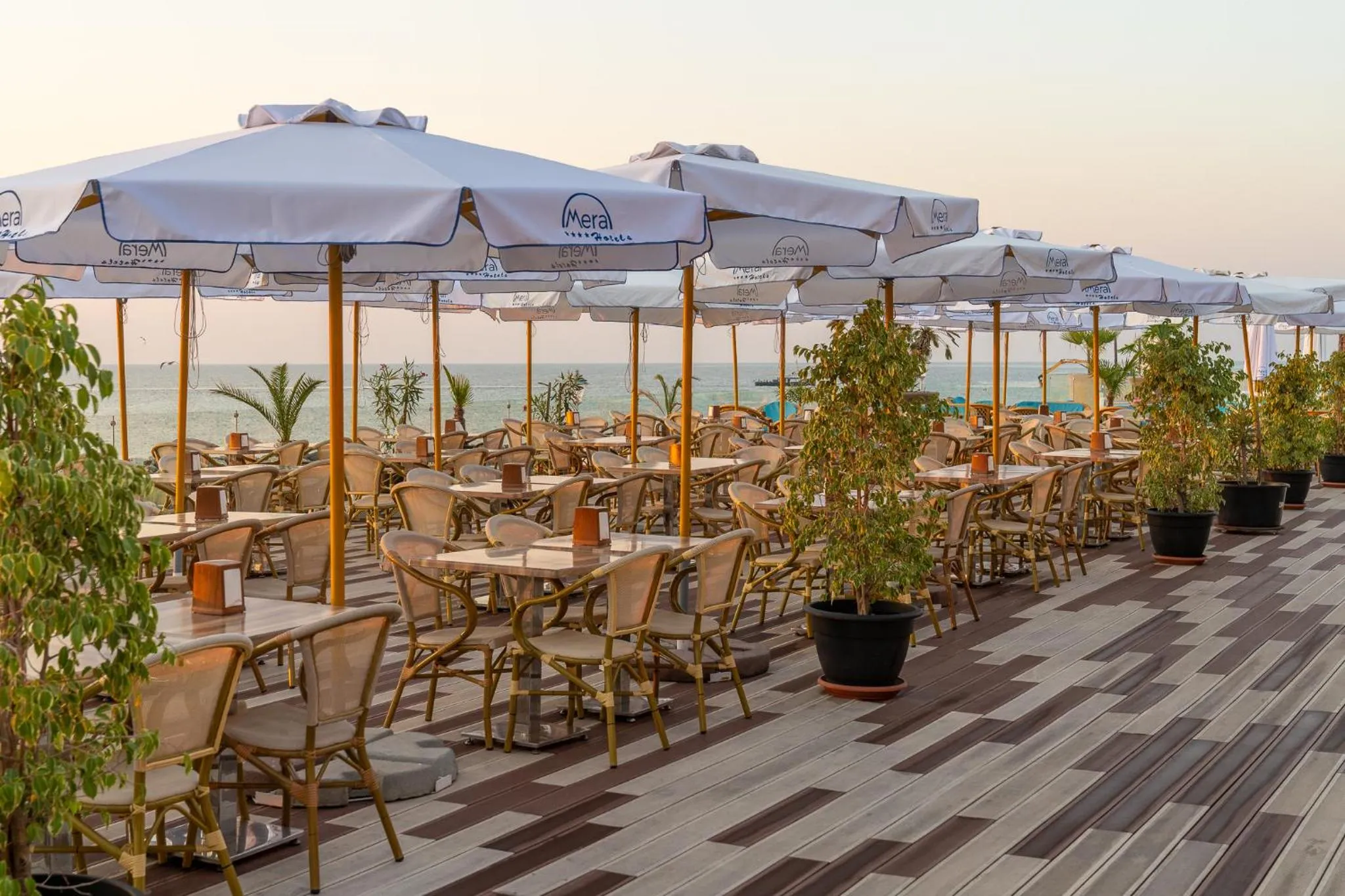 Restaurant/places to eat in Mera Onix