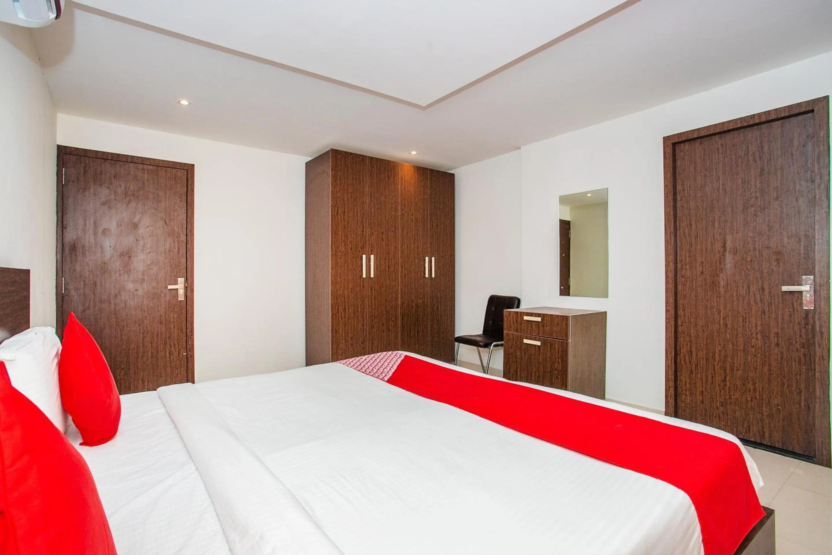 Lobby or reception, Bed in Hotel O Corner Golf View Near Embassy Golf Link Business Park