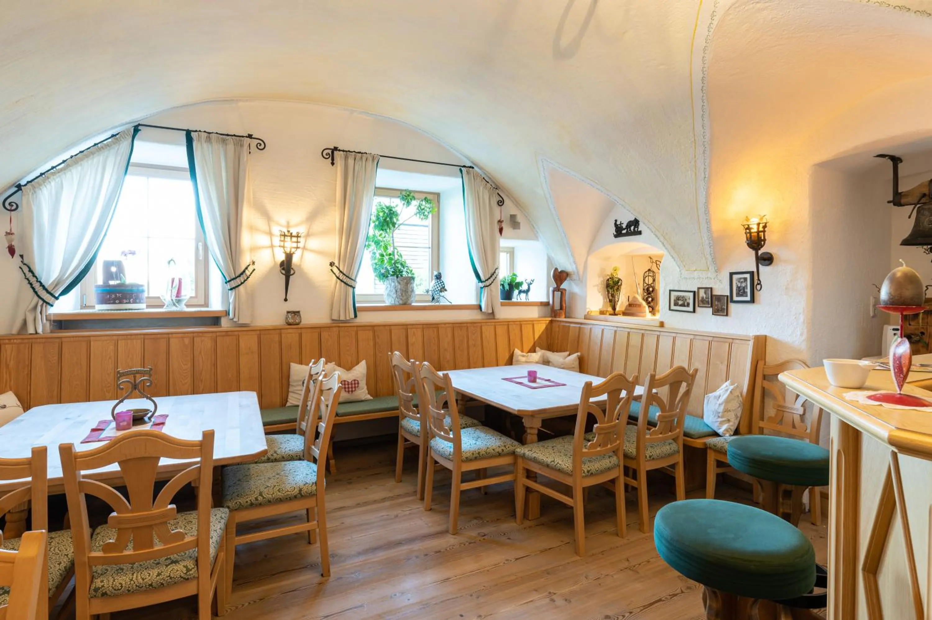 Restaurant/places to eat in Erlebnisgut & Reiterhof Oberhabach