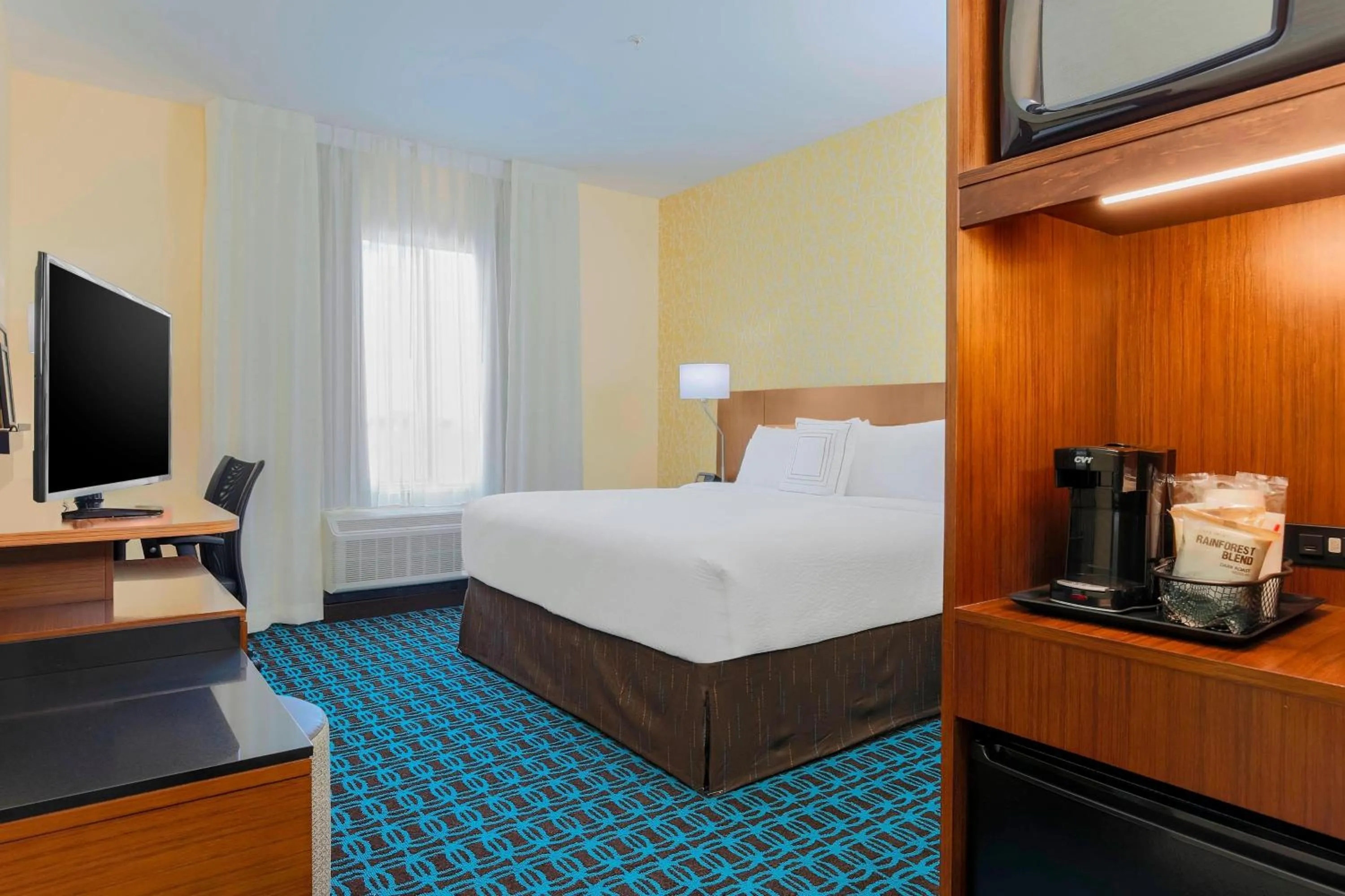 Photo of the whole room, Bed in Fairfield Inn & Suites by Marriott Decatur at Decatur Conference Center