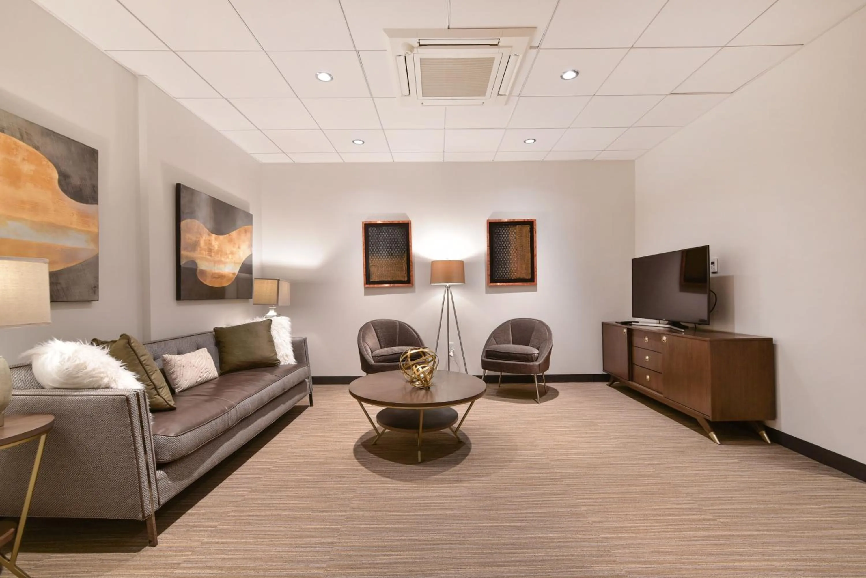 Communal lounge/ TV room in Global Luxury Suites Downtown Boston