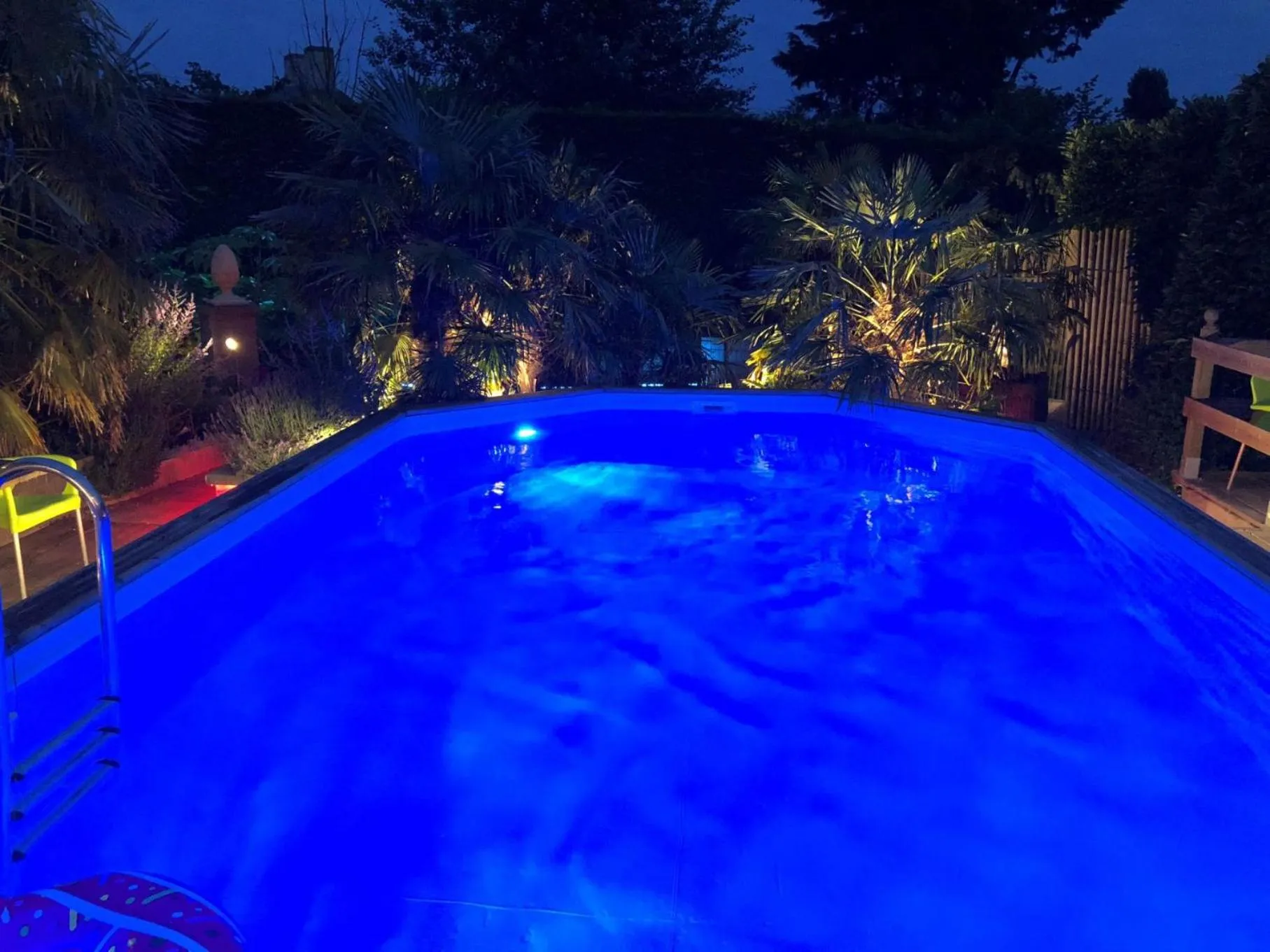 Swimming pool in B&B wellness Sea Nat voor Naturisten