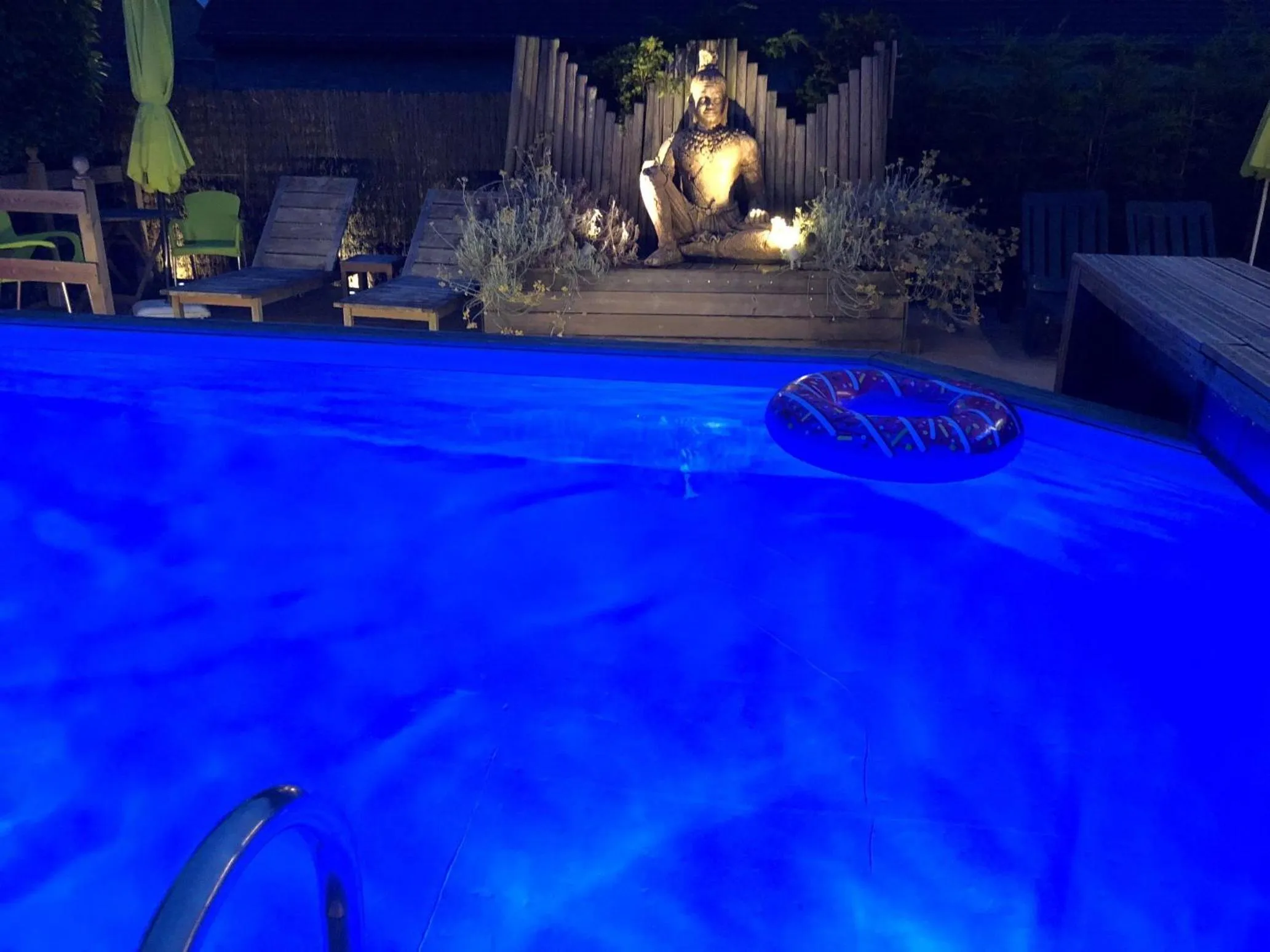 Swimming pool in B&B wellness Sea Nat voor Naturisten