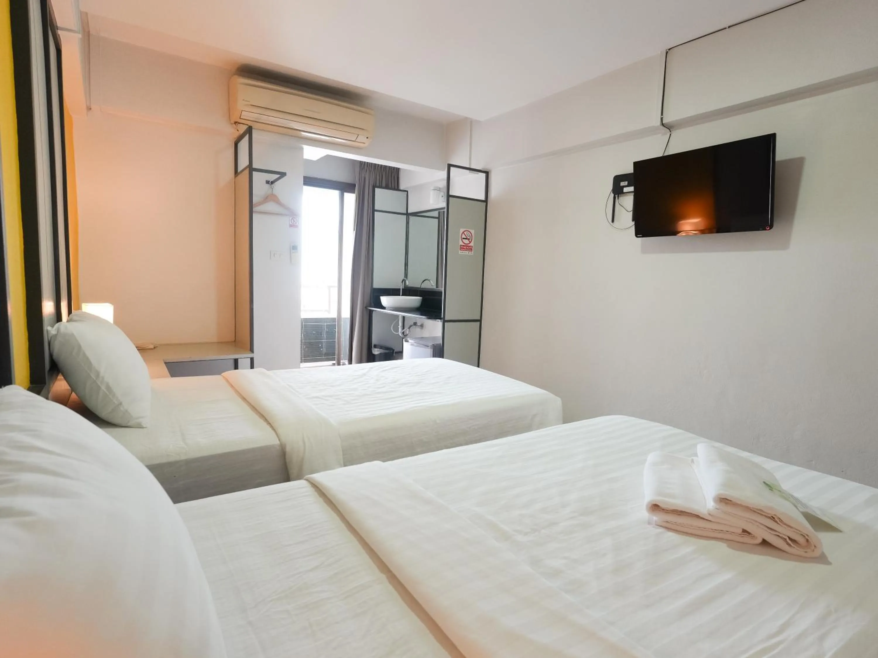 Bed in Regent Ngamwongwan Hotel