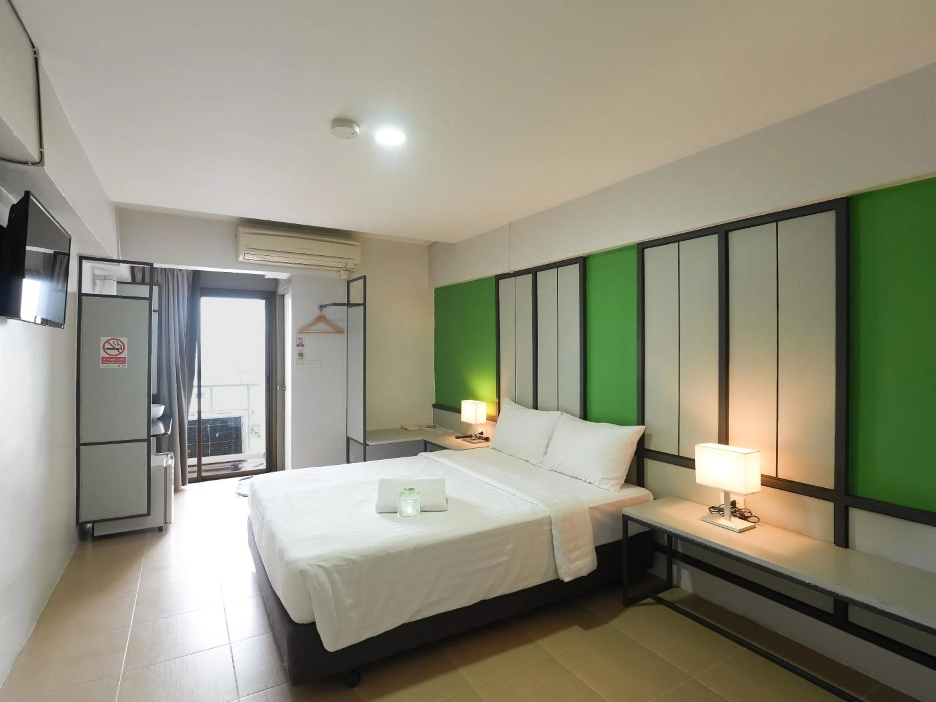 Bed in Regent Ngamwongwan Hotel