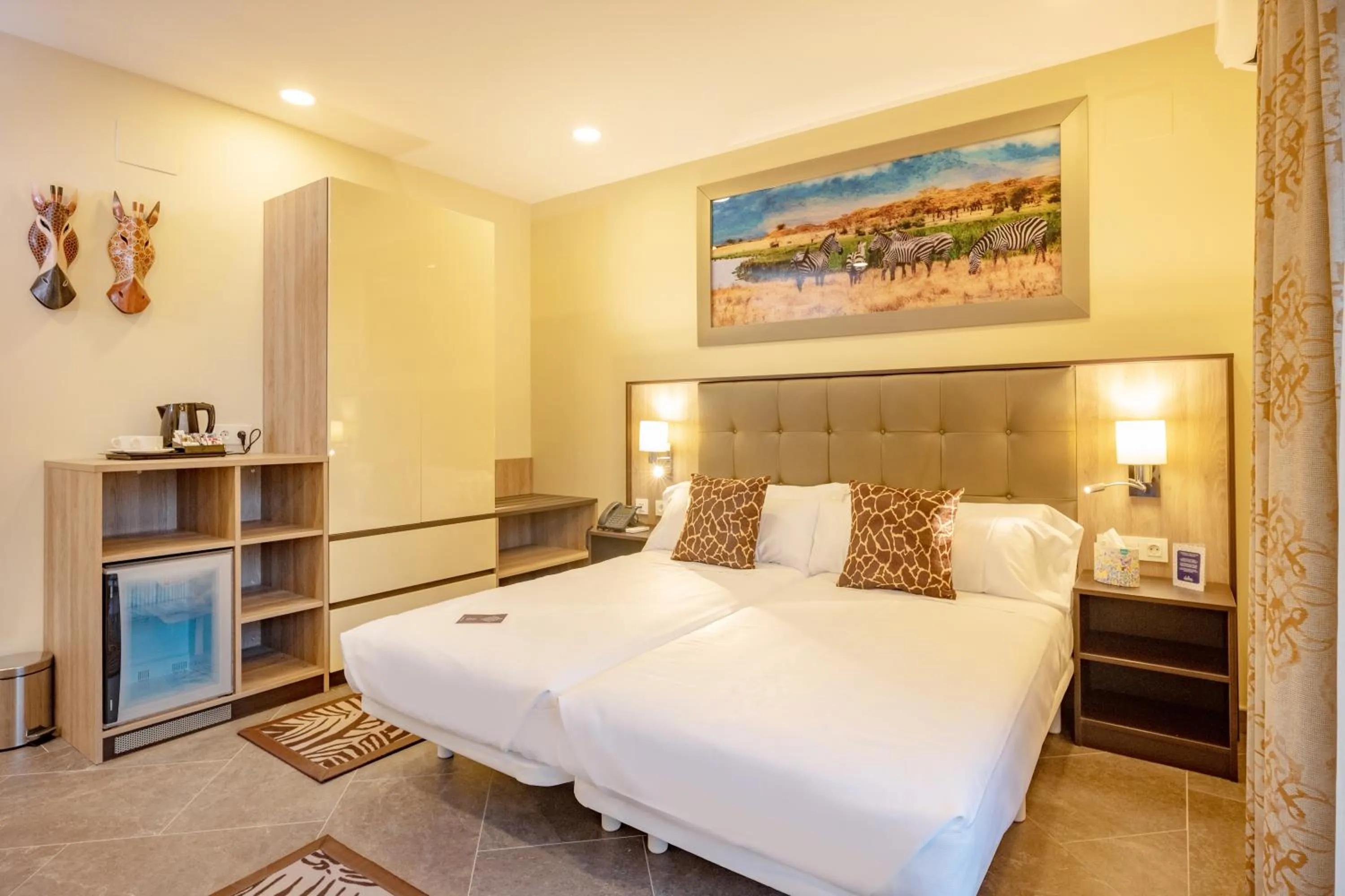 Bedroom, Bed in Hotel Admiral San Roque