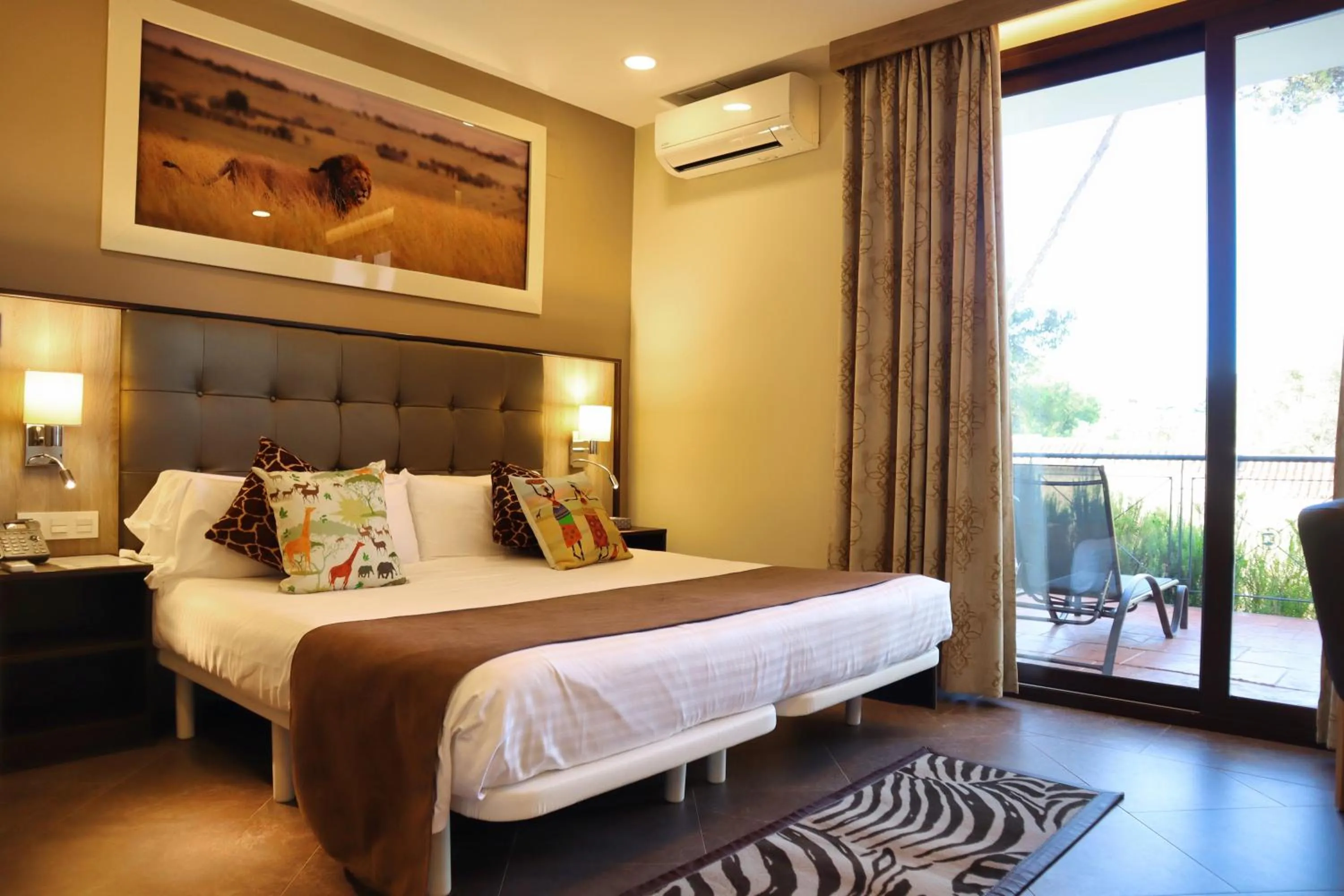 Photo of the whole room, Bed in Hotel Admiral San Roque