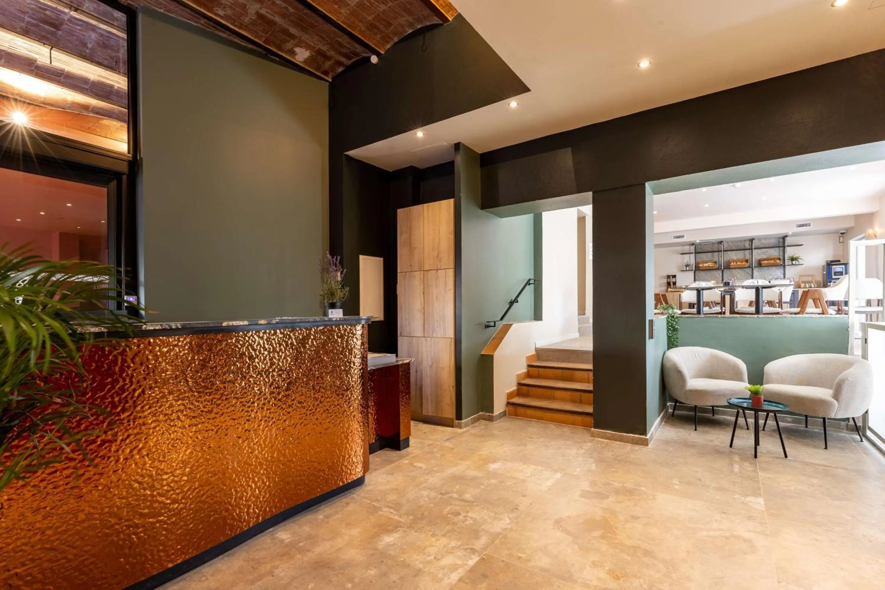 Lobby or reception in Best Western Hotel & SPA Coeur De Cassis