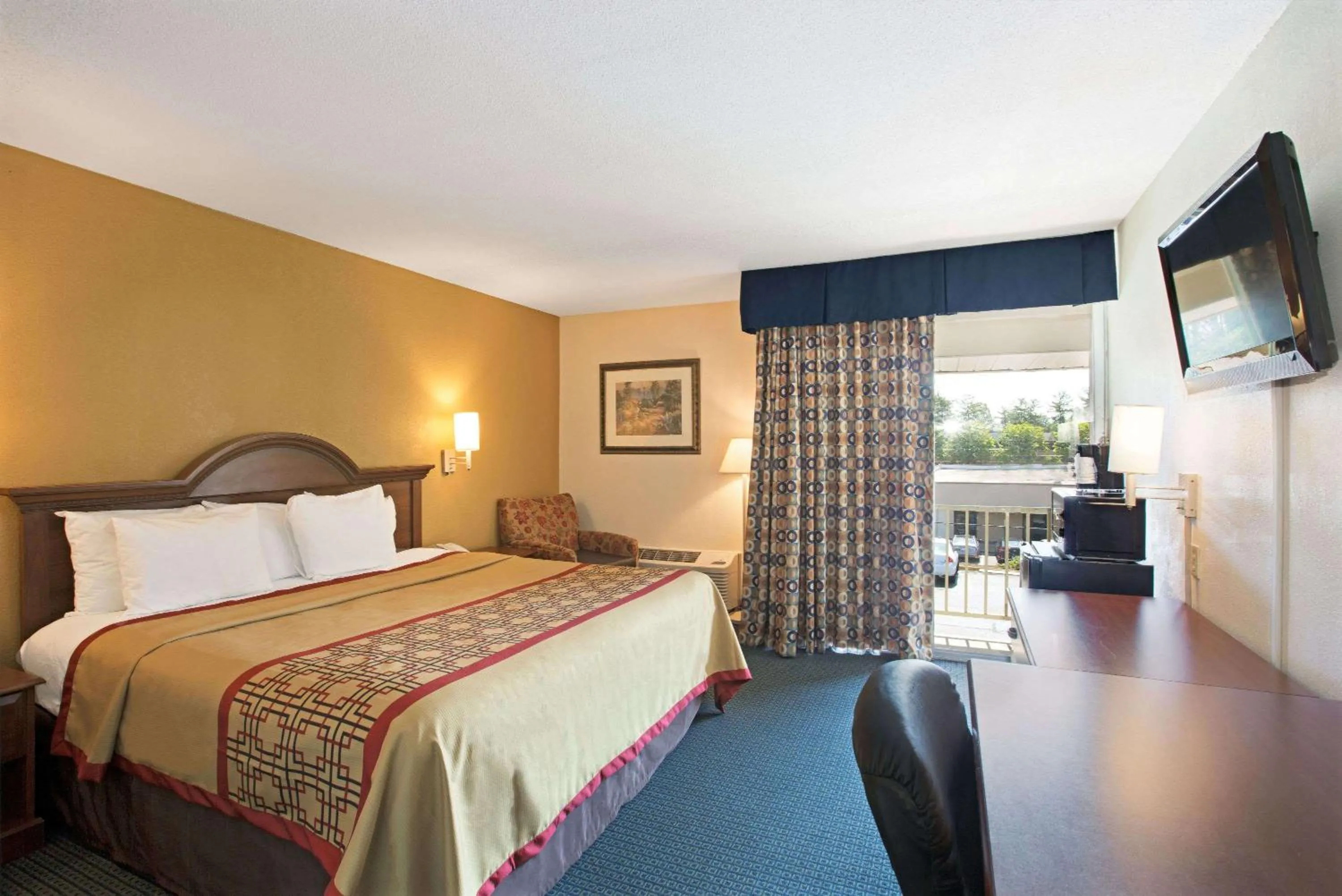 Photo of the whole room, Bed in Days Inn by Wyndham Charlotte/Woodlawn Near Carowinds