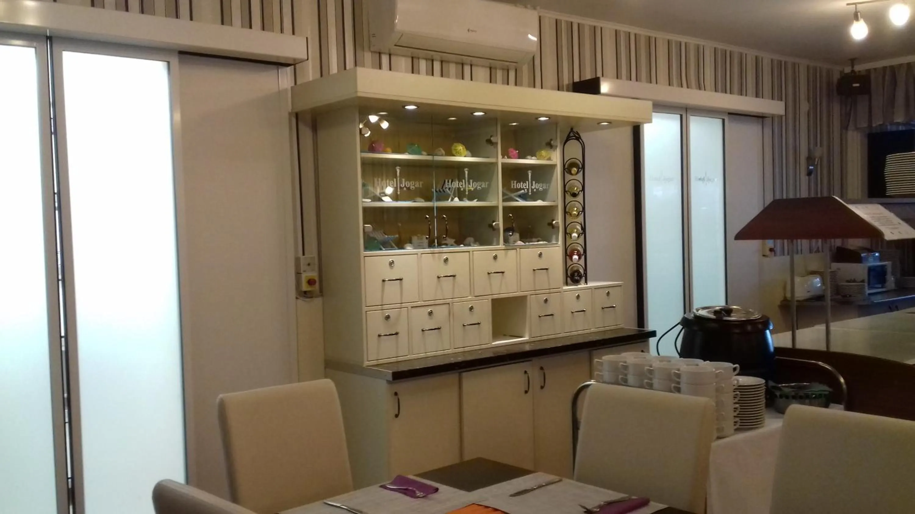 Restaurant/places to eat in Hotel Jogar