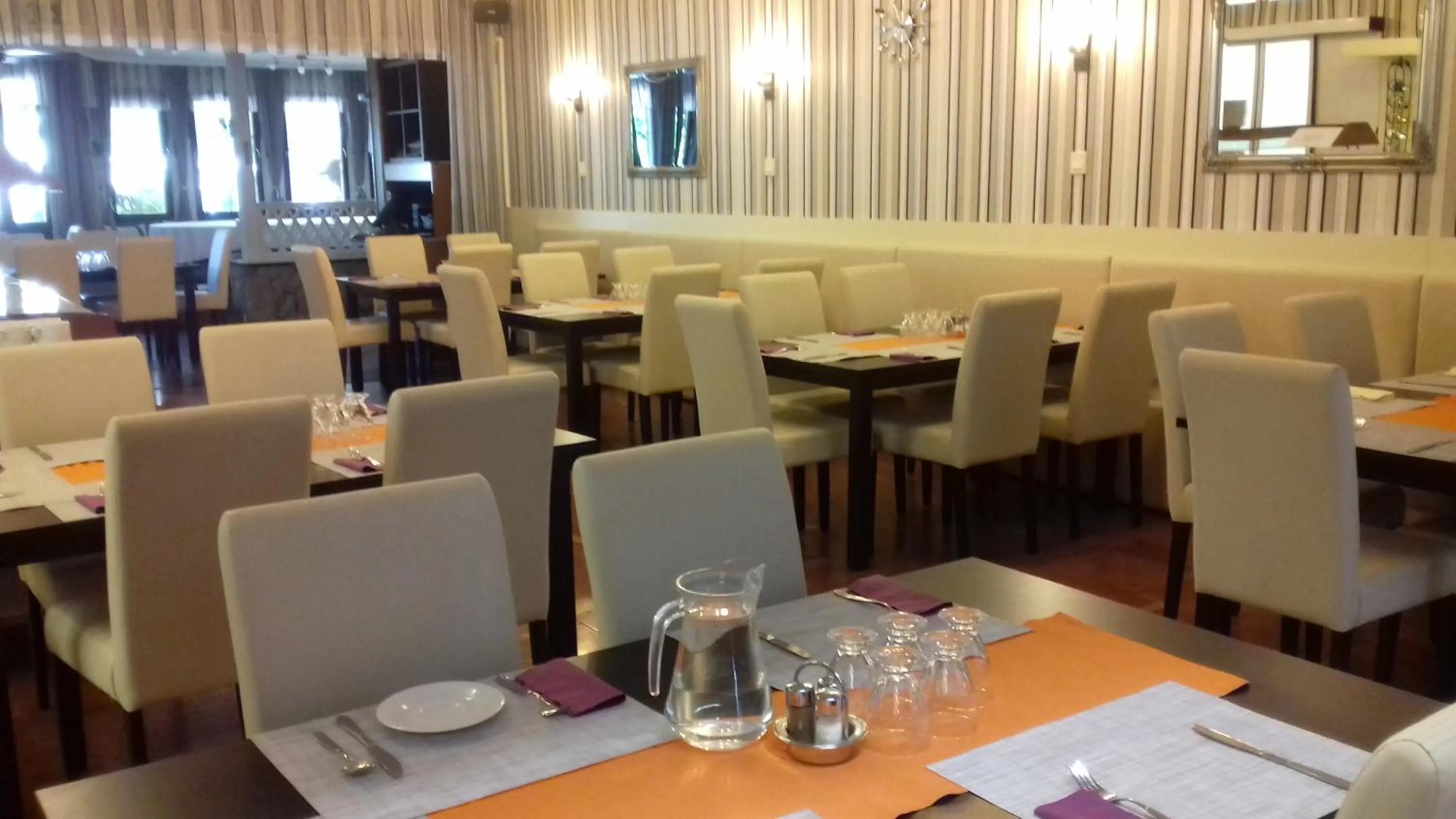 Restaurant/places to eat in Hotel Jogar