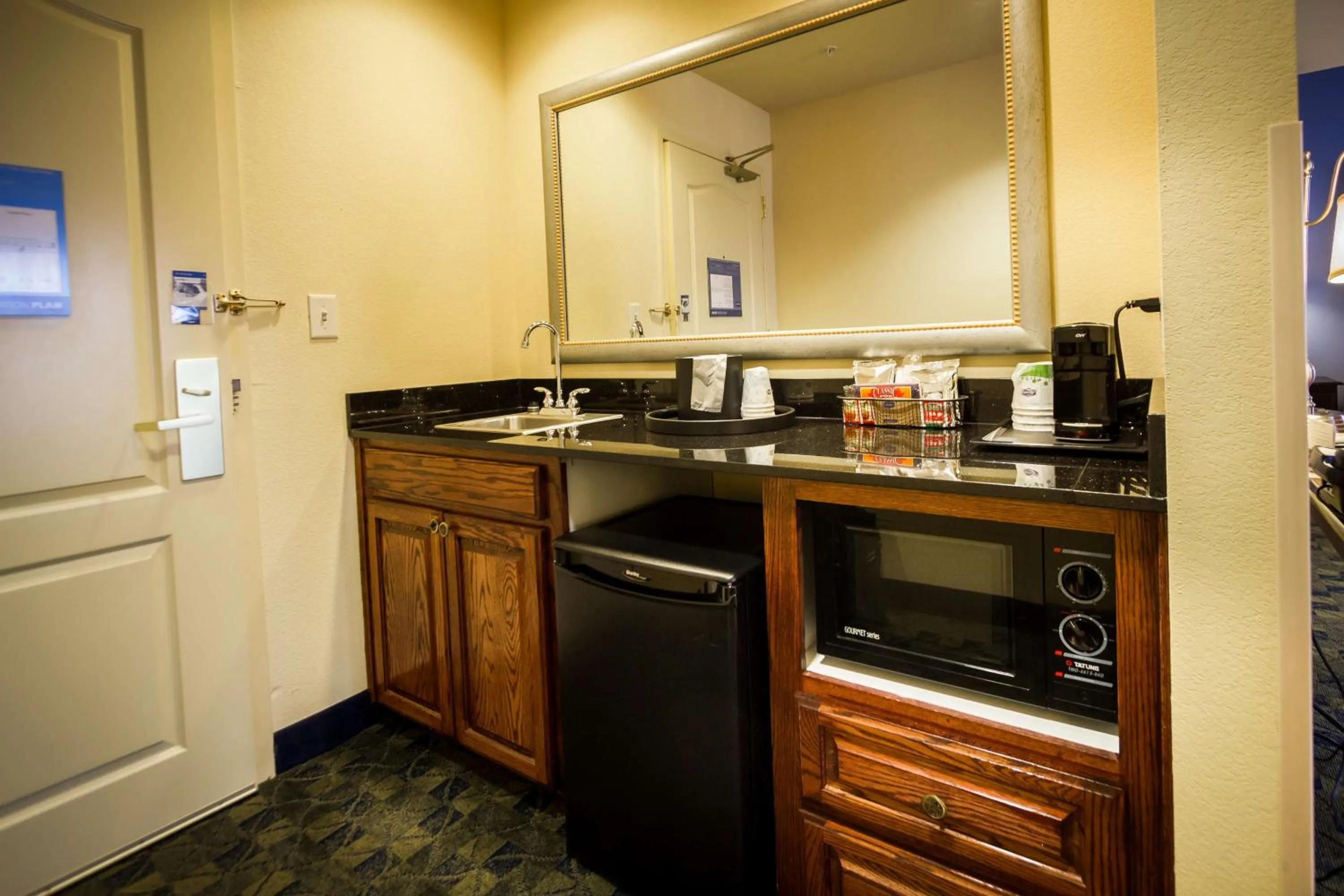 Kitchen or kitchenette in Hampton Inn & Suites Natchez