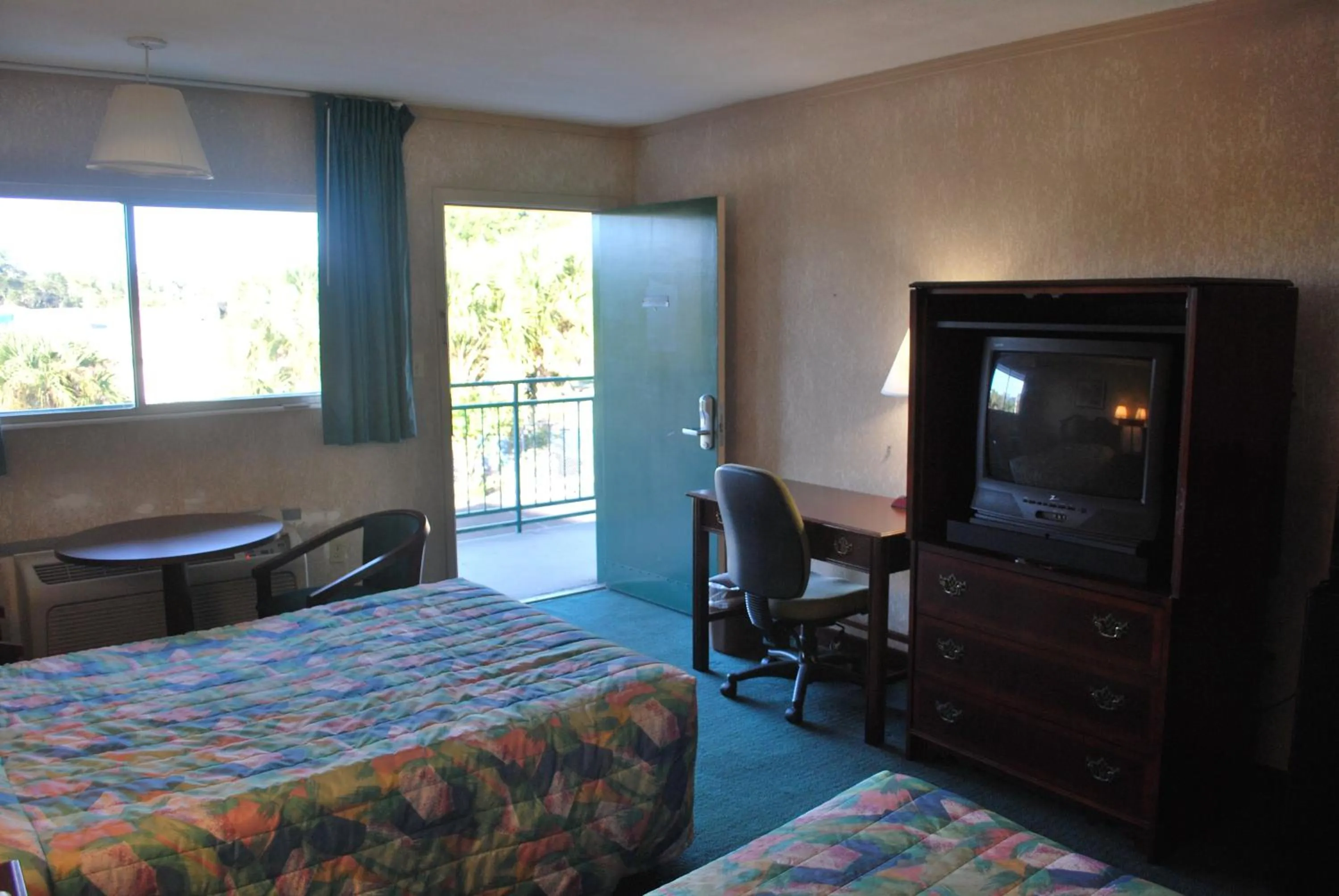 Balcony/Terrace, Bed in Best Motel Lakeland
