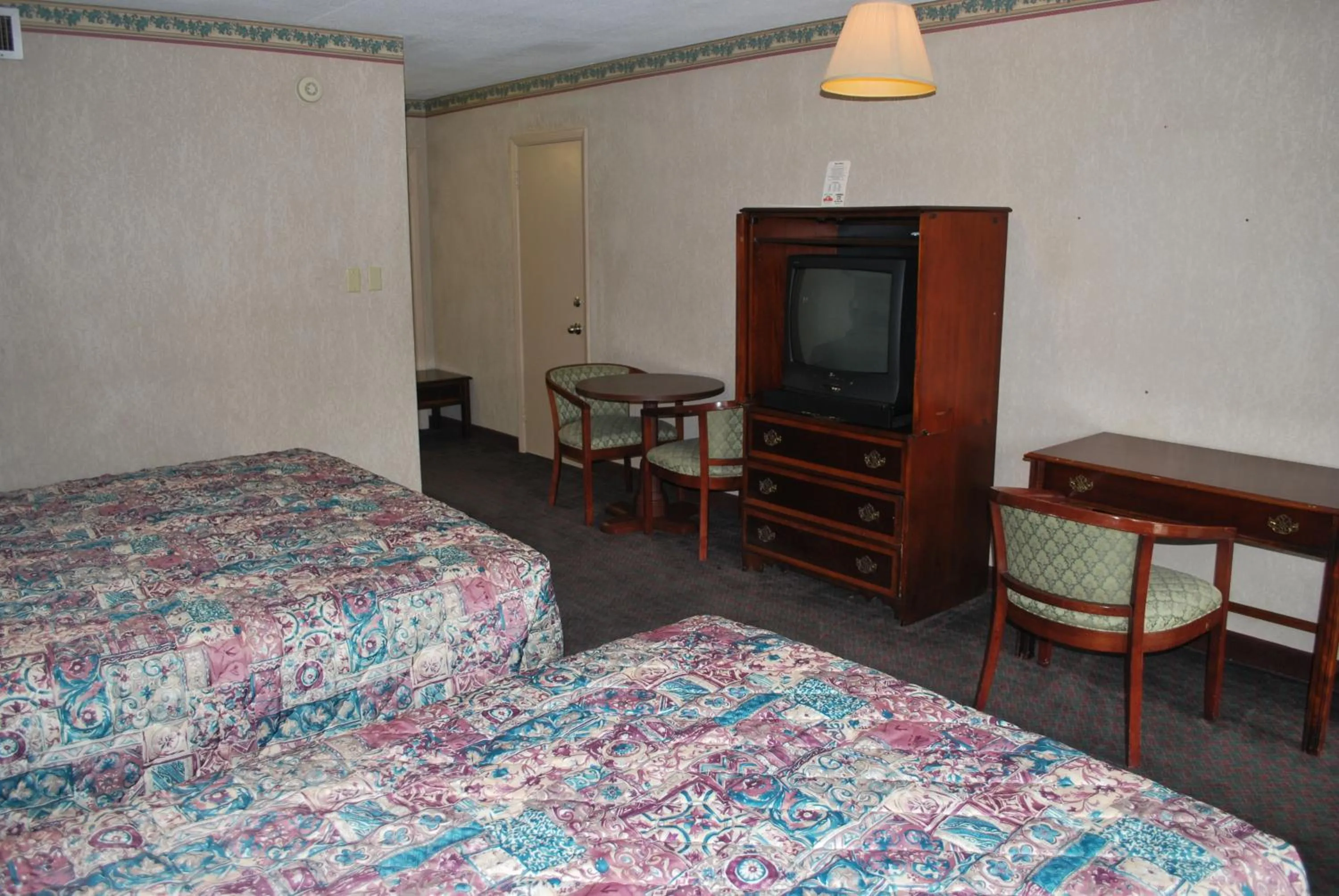 Bedroom, Bed in Best Motel Lakeland