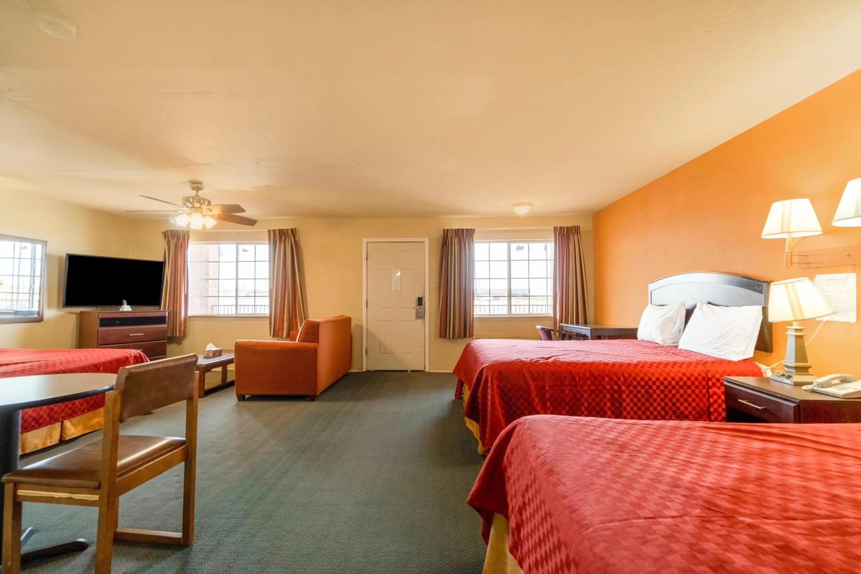 Bedroom in Stamford Inn By OYO