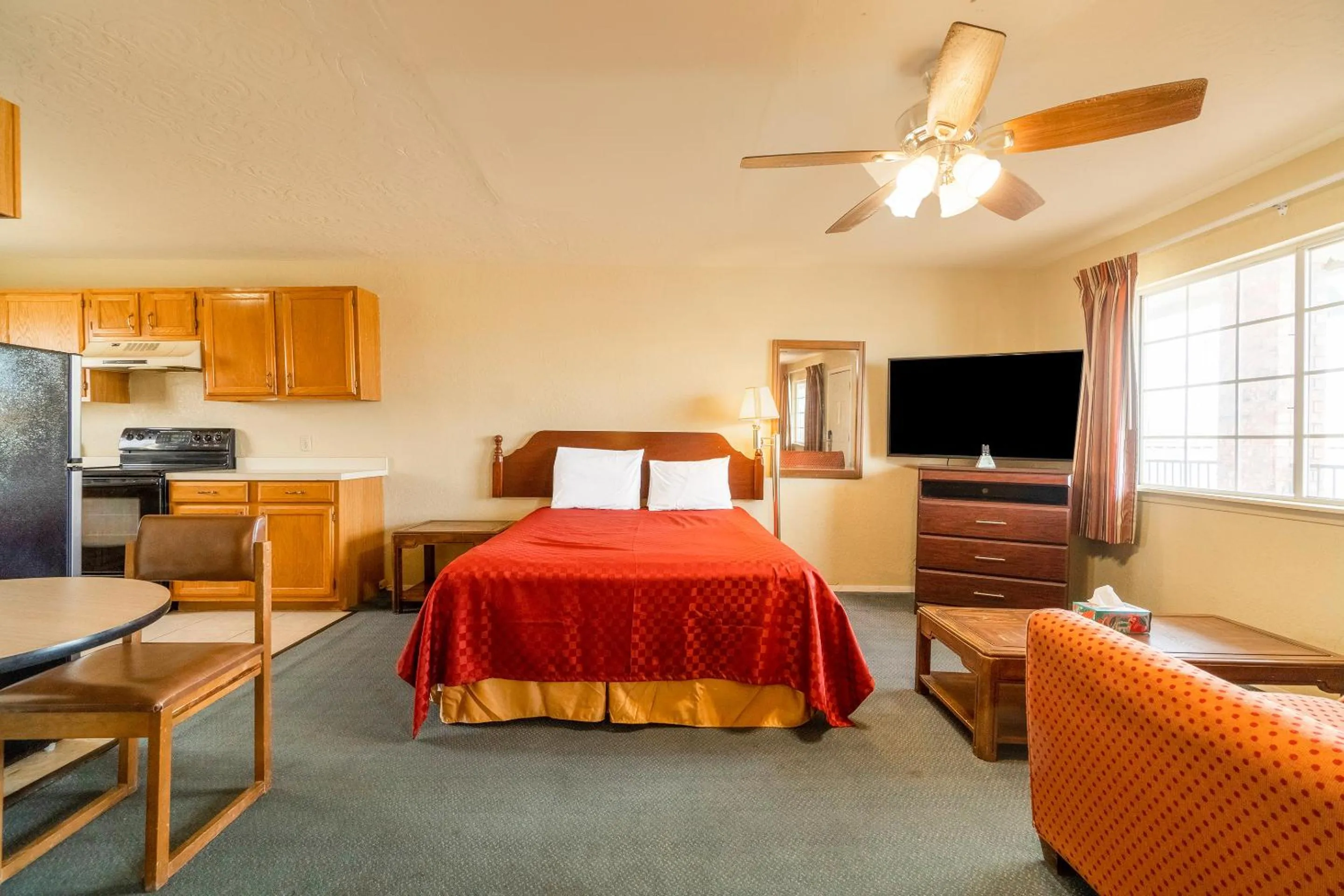 Bedroom in Stamford Inn By OYO