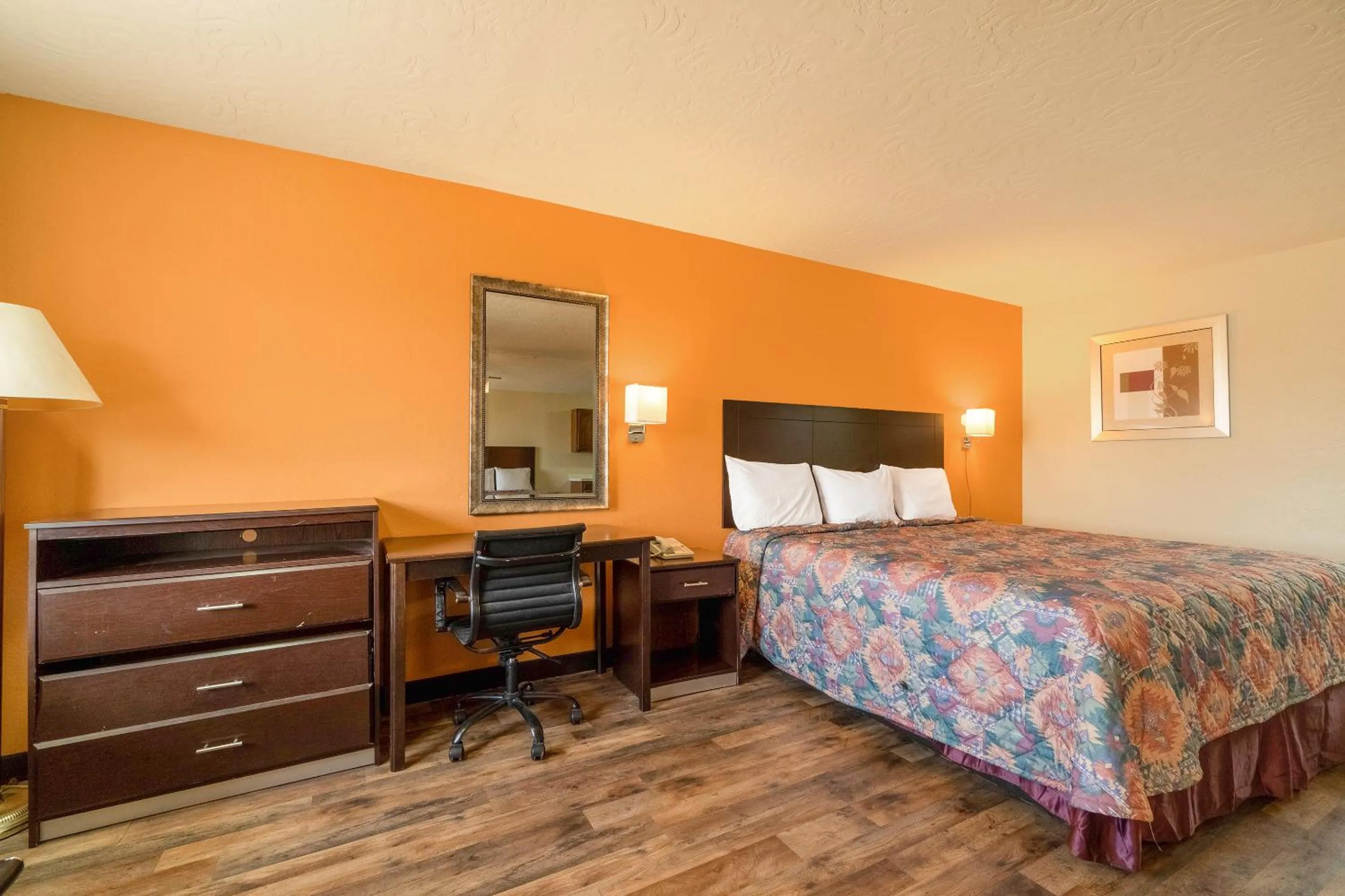 Bedroom in Stamford Inn By OYO