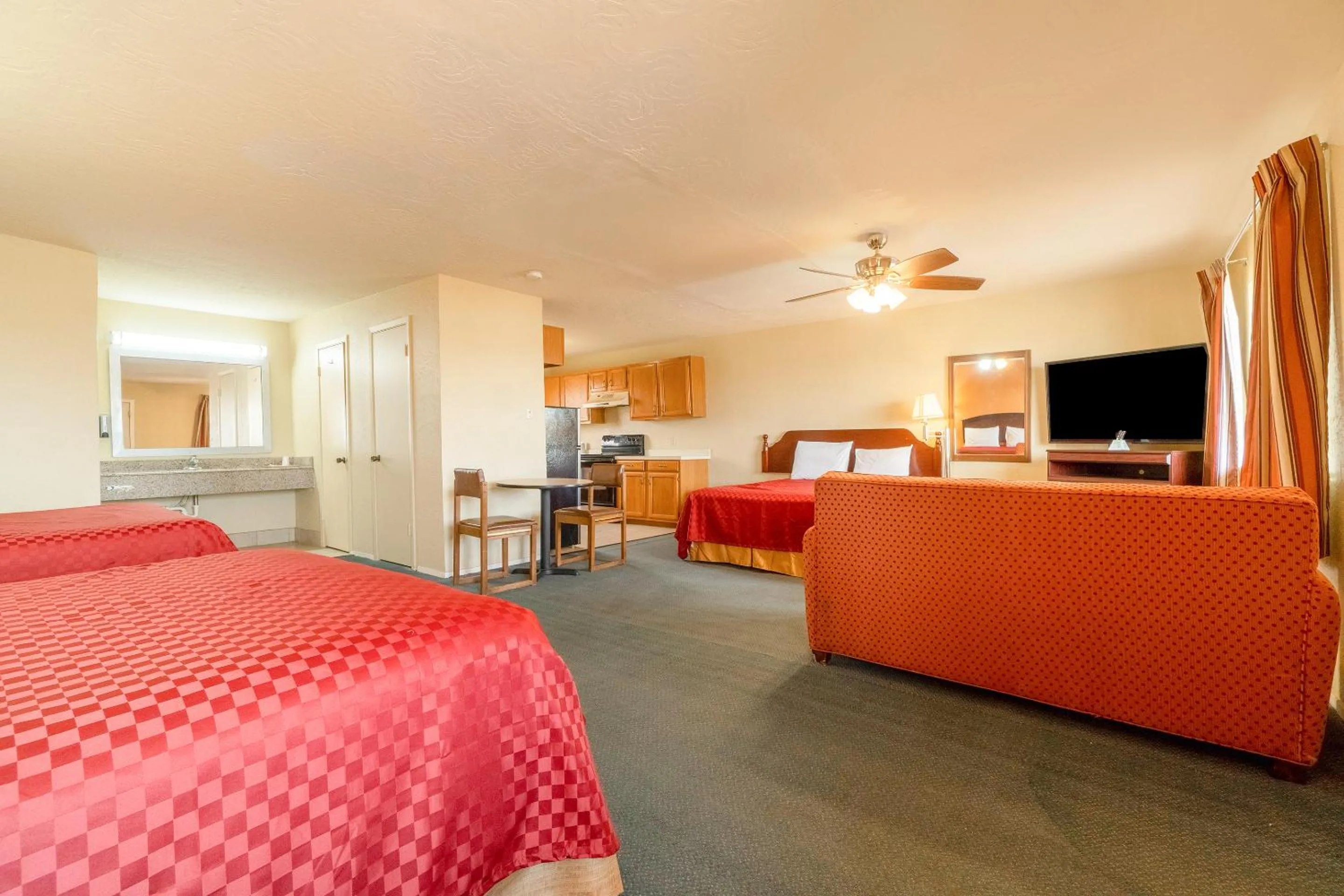 Bedroom in Stamford Inn By OYO