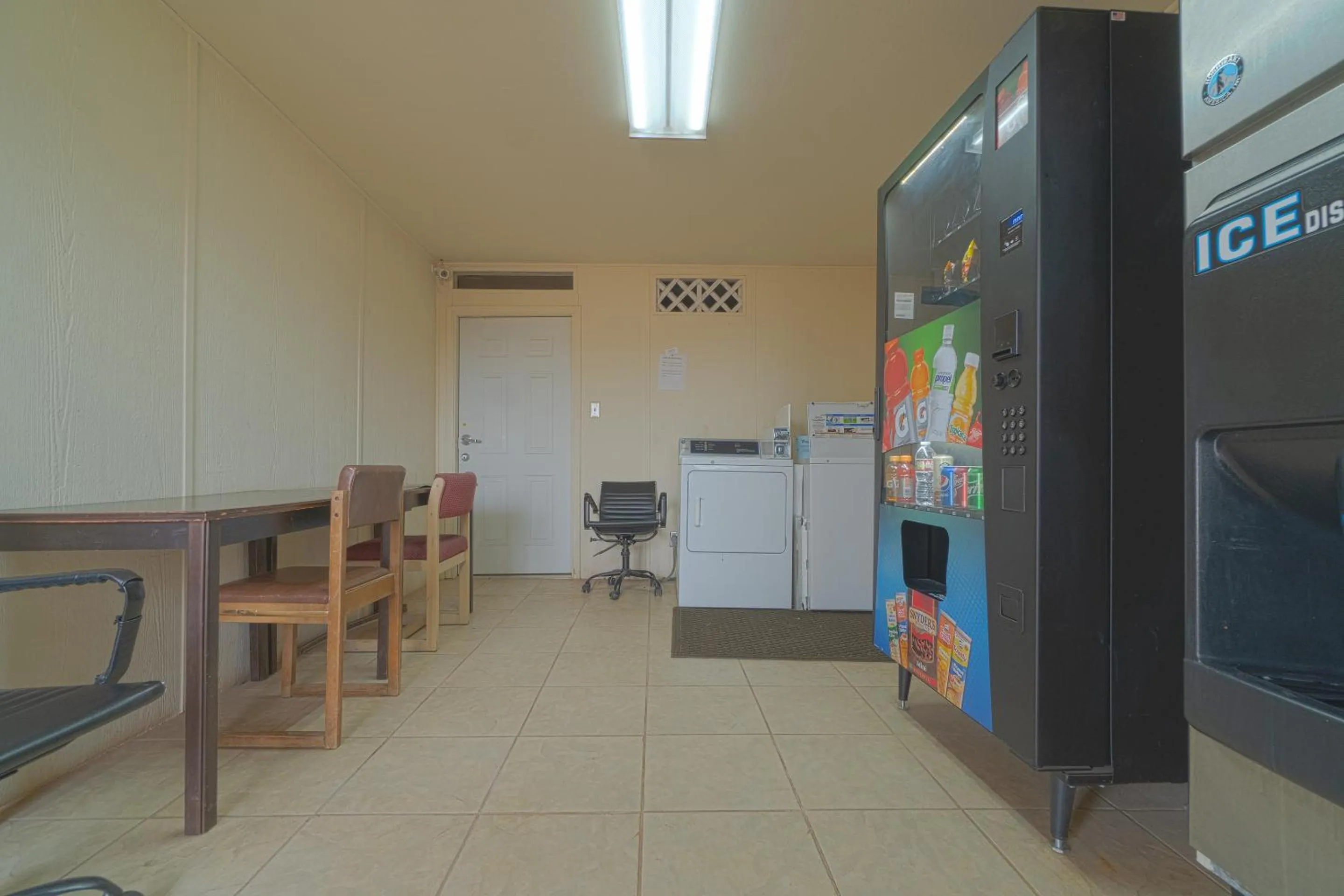 vending machine in Stamford Inn By OYO