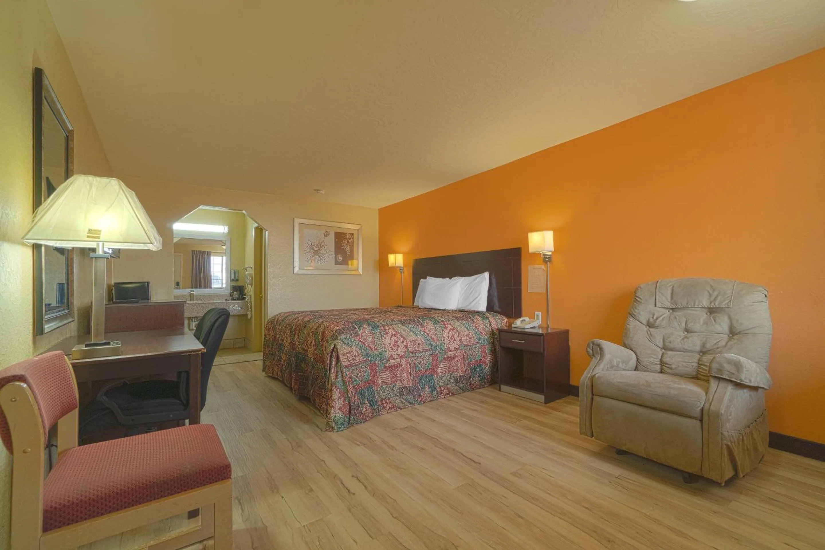 Bedroom in Stamford Inn By OYO